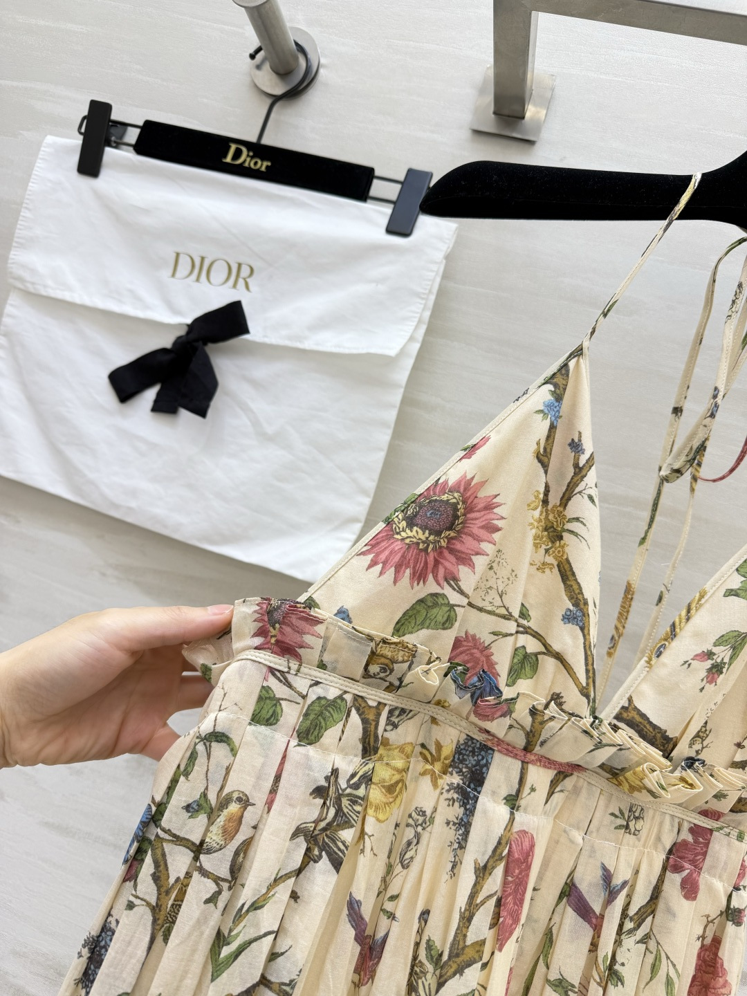 DIO♡²⁶法式花鸟印花挂脖长裙 轻盈肌理面料 透气飘逸 自带松弛仙气 深V挂脖 后背露背系带设计 优雅