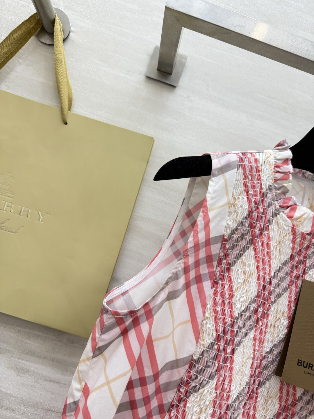 Burberr♡²⁶英伦粉格无袖连衣裙 经典格纹融合甜调底色 复古清新兼具 木耳边圆领精致柔和 胸前细密