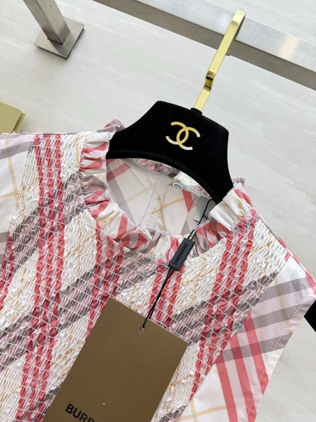 Burberr♡²⁶英伦粉格无袖连衣裙 经典格纹融合甜调底色 复古清新兼具 木耳边圆领精致柔和 胸前细密