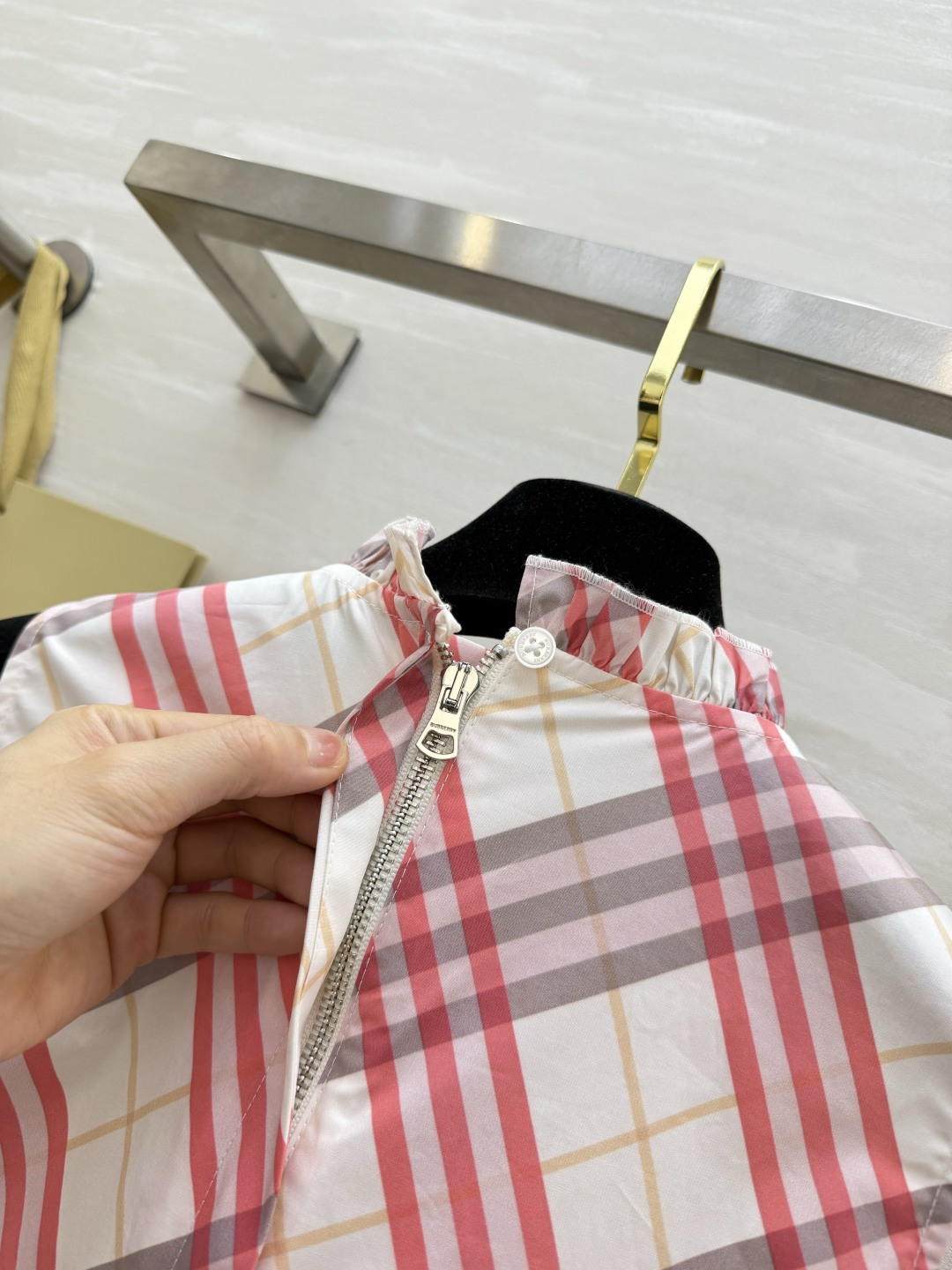 Burberr♡²⁶英伦粉格无袖连衣裙 经典格纹融合甜调底色 复古清新兼具 木耳边圆领精致柔和 胸前细密
