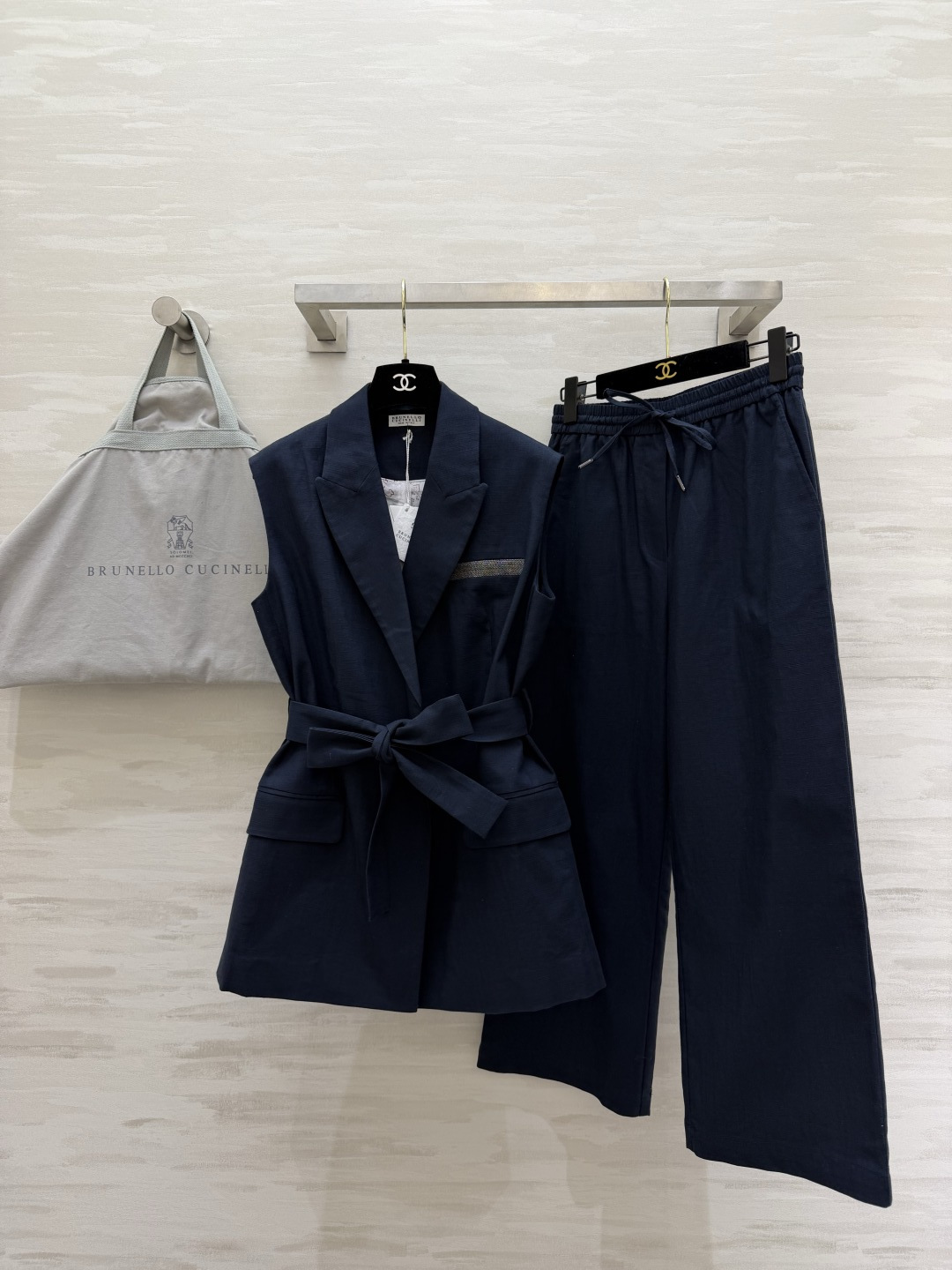 NO:889235,Brunello Cucinell linen series. The fabric base texture comes with a loose filter sleeveless suit vest + wide-leg pants to create a perfect commuting atmosphere. Comes with a waist belt that changes into a golden ratio in seconds. Calm navy blue, low-key and elegant. Don’t pick skin or occasion. One set for commuting to work/weekends and going out directly. Breathable natural linen. Refreshing and not stuffy in summer. Low-key and elegant minimalist outfit. High-quality customization.  Sold separately size S/M/L (S size vest bust 92, length 69, pants waist 66, hips 88, pants length 89) vest, pants 270., women's clothing, brunello cucinelli, business suit, gold,19860909BrunelloCucinell亚麻系列 面料基地肌理自带松弛滤镜无袖西装马甲+阔腿裤成套拿捏通勤氛围感 自带收腰腰带 秒变三七分黄金比例 沉稳藏青色低调显贵 不挑皮不挑场合 上班通勤/周末出游一套直接出门 透气天然亚麻 夏天穿也清爽不闷 低调显贵的极简穿搭 高品质定制 分开发售sizeS/M/L（s码马甲胸围92,衣长69,裤子腰围66,臀围88,裤长89）马甲,裤子270.,女装,brunello cucinelli,business suit,gold,,Women's clothing