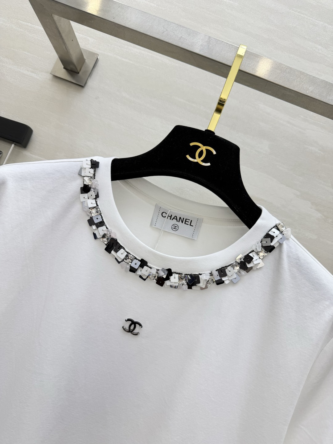 Chane♡²⁶手工钉钻领白T｜基础款穿出贵气感 甄选软糯高支棉 上身亲肤透气不闷汗 领口手工缝制黑白方