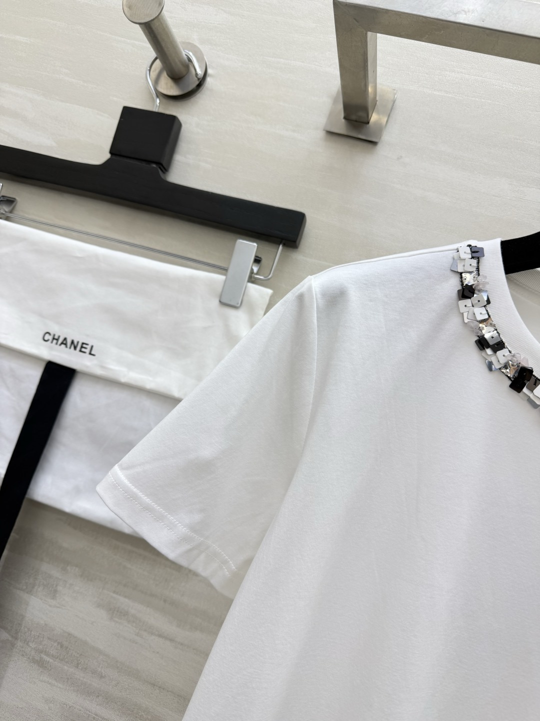 Chane♡²⁶手工钉钻领白T｜基础款穿出贵气感 甄选软糯高支棉 上身亲肤透气不闷汗 领口手工缝制黑白方