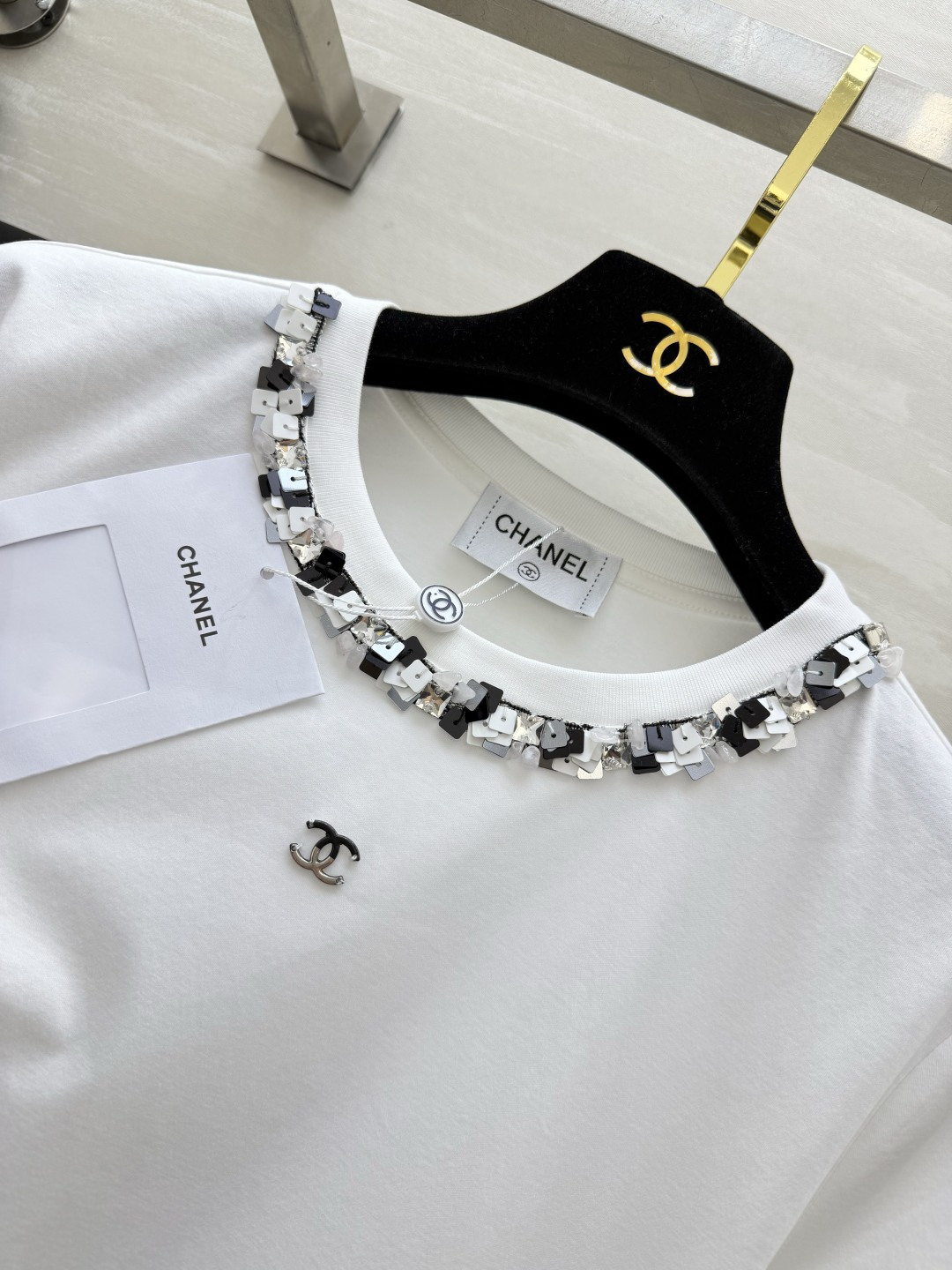 Chane♡²⁶手工钉钻领白T｜基础款穿出贵气感 甄选软糯高支棉 上身亲肤透气不闷汗 领口手工缝制黑白方