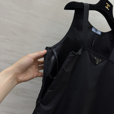 Prad♡²⁶极简黑色尼龙休闲套装 挺括透气面料 春夏无负担穿搭 方领宽肩吊带+松紧阔腿短裤 标志性三角 Prad♡²⁶极简黑色尼龙休闲套装 挺括透气面料 春夏无负担穿搭 方领宽肩吊带+松紧阔腿短裤 标志性三角