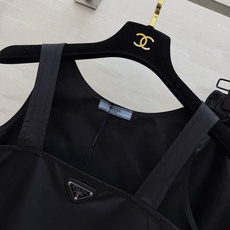 Prad♡²⁶极简黑色尼龙休闲套装 挺括透气面料 春夏无负担穿搭 方领宽肩吊带+松紧阔腿短裤 标志性三角 Prad♡²⁶极简黑色尼龙休闲套装 挺括透气面料 春夏无负担穿搭 方领宽肩吊带+松紧阔腿短裤 标志性三角