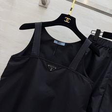 Prad♡²⁶极简黑色尼龙休闲套装 挺括透气面料 春夏无负担穿搭 方领宽肩吊带+松紧阔腿短裤 标志性三角 Prad♡²⁶极简黑色尼龙休闲套装 挺括透气面料 春夏无负担穿搭 方领宽肩吊带+松紧阔腿短裤 标志性三角