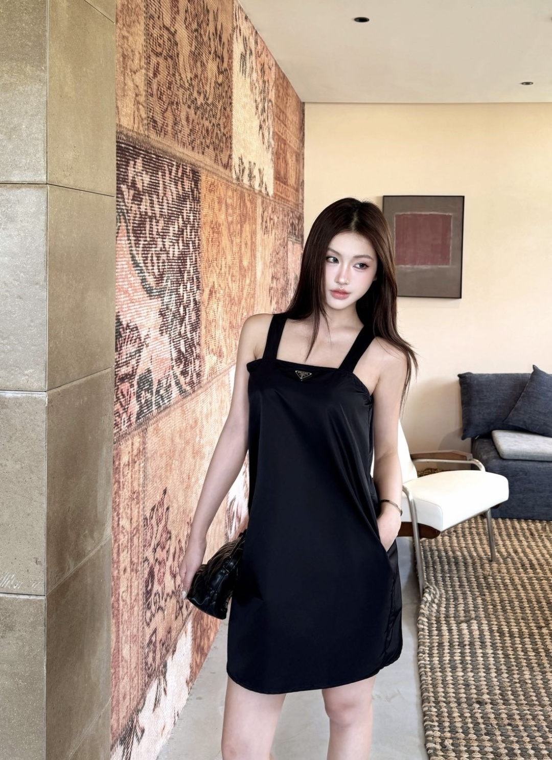 Prad♡²⁶极简风尼龙背心连衣裙 纯黑哑光面料 自带高级肌理 宽松直筒剪裁弱化身材短板 宽肩带舒适又便