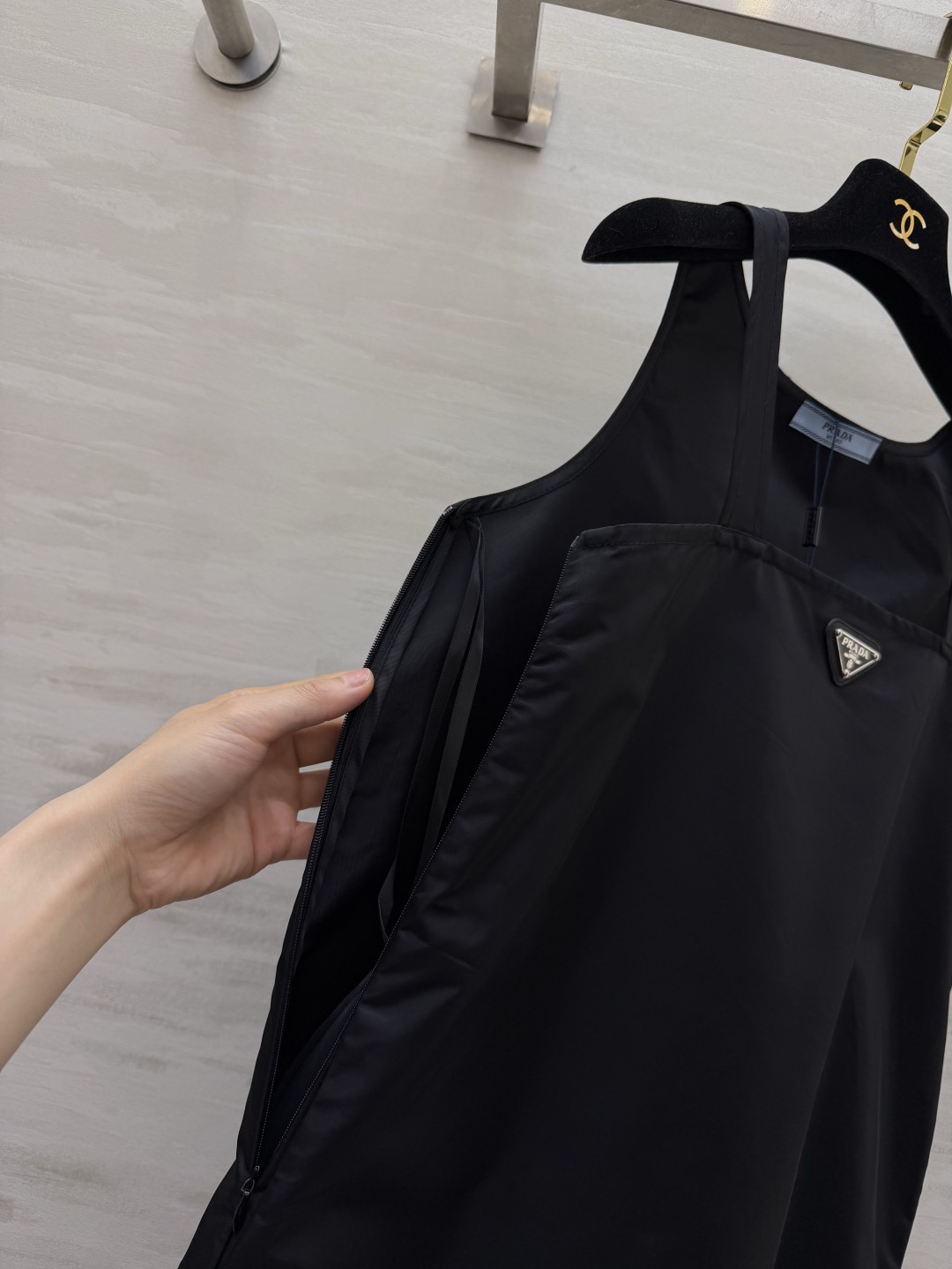Prad♡²⁶极简风尼龙背心连衣裙 纯黑哑光面料 自带高级肌理 宽松直筒剪裁弱化身材短板 宽肩带舒适又便