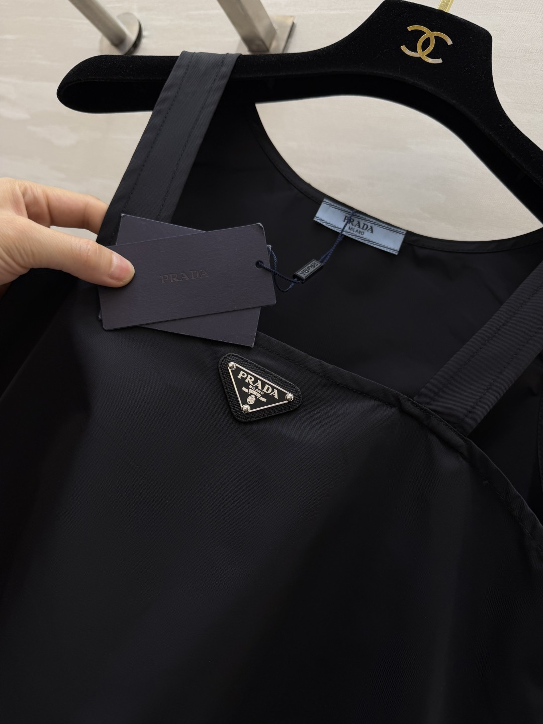 Prad♡²⁶极简风尼龙背心连衣裙 纯黑哑光面料 自带高级肌理 宽松直筒剪裁弱化身材短板 宽肩带舒适又便