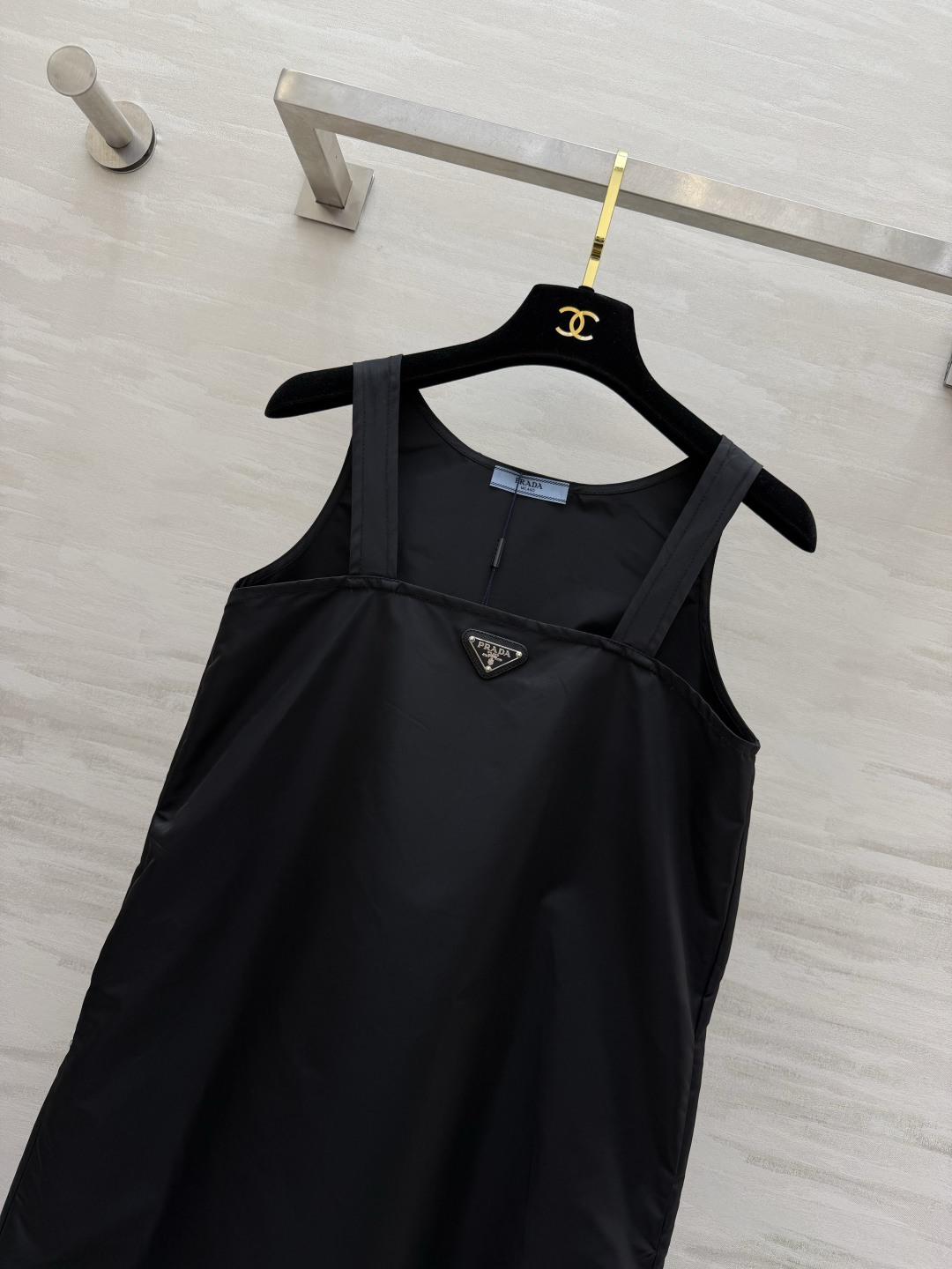 Prad♡²⁶极简风尼龙背心连衣裙 纯黑哑光面料 自带高级肌理 宽松直筒剪裁弱化身材短板 宽肩带舒适又便