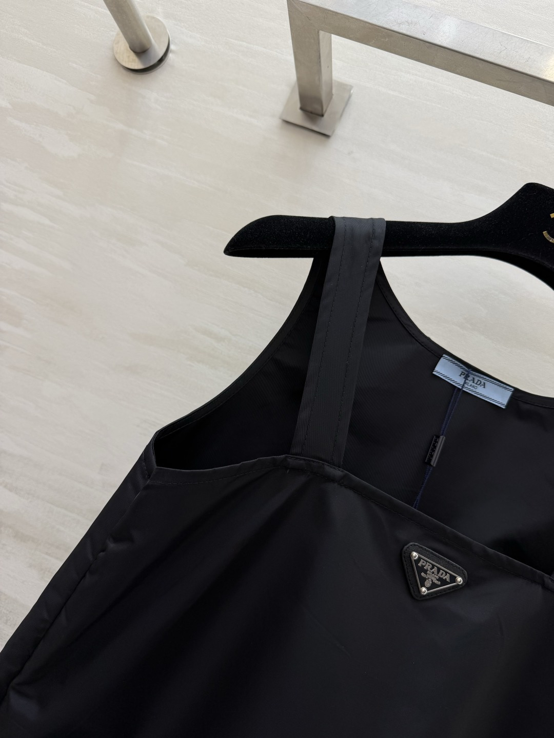 Prad♡²⁶极简风尼龙背心连衣裙 纯黑哑光面料 自带高级肌理 宽松直筒剪裁弱化身材短板 宽肩带舒适又便
