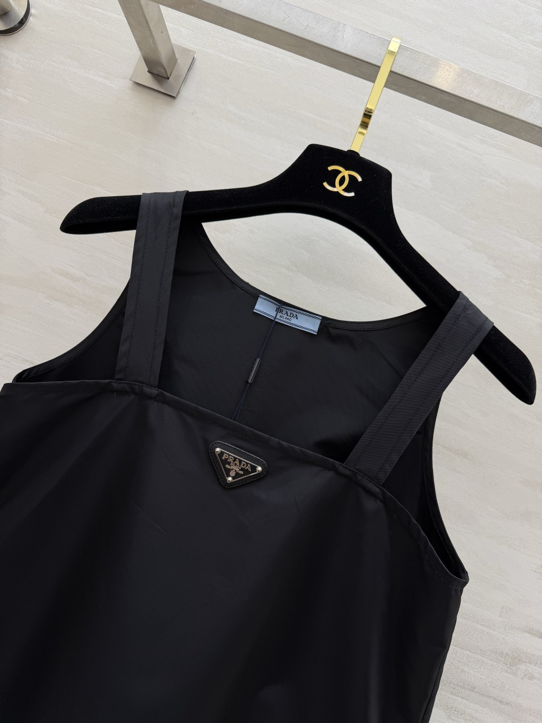 Prad♡²⁶极简风尼龙背心连衣裙 纯黑哑光面料 自带高级肌理 宽松直筒剪裁弱化身材短板 宽肩带舒适又便