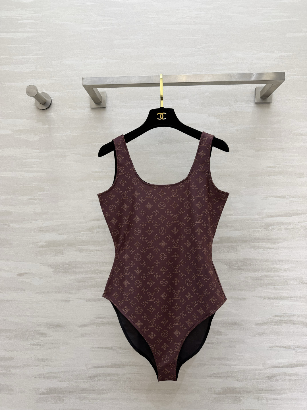 NO:888733,Lvvv presbyopic one-piece swimsuit, classic all-over logo, retro tonality, large U wide shoulder collar, high fork tailoring, optimized body proportions, high elasticity, skin-friendly and quick-drying material, close-fitting, comfortable and not restrictive, a must-have item for vacation photos, taking into account both appearance and practicality, high-quality customization, available in stock, size S/M/L (), Louis Vuitton-clothing, louis vuitton, louis vuitton,19860909Lvvv老花连体泳装 经典满印标识 复古调性 大U宽肩领 高叉剪裁 优化身材比例 高弹亲肤速干材质 贴身舒适不束缚 度假拍照刚需单品 兼顾颜值与实穿性 高品质定制 现货首发sizeS/M/L（）,路易威登-服装,louis vuitton,louis vuitton,,Women's clothing