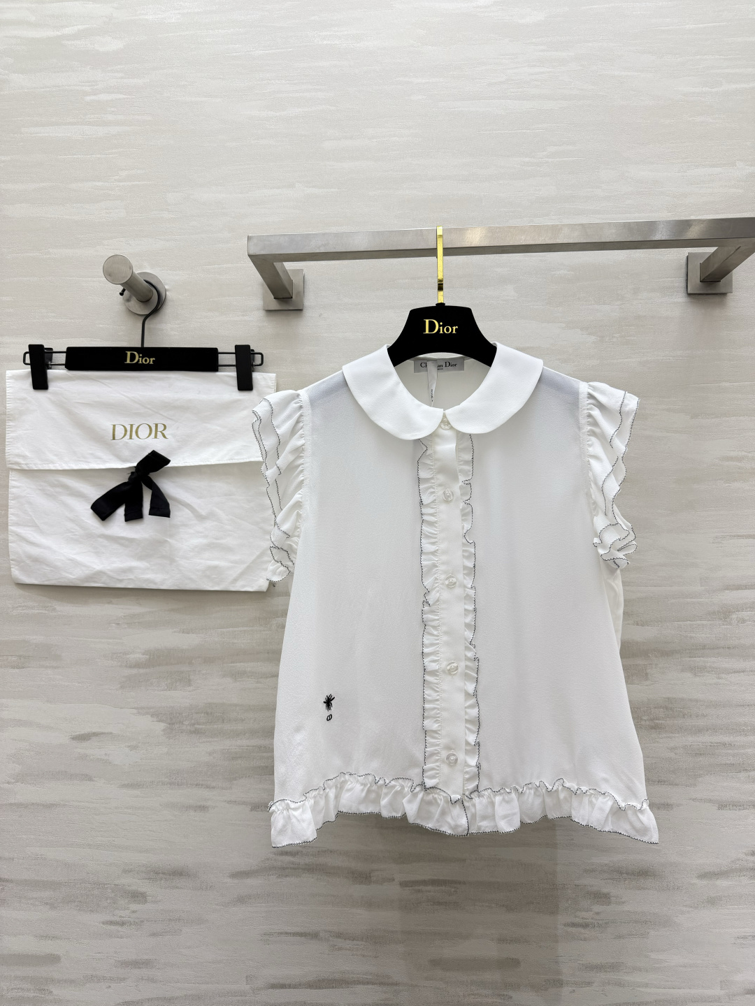 NO:889444,Dio flying sleeve silk doll collar top comes with a girly atmosphere, topstitched fungus with layers of gentleness. Classic little bee embroidery is low-key and noble. The upper body of soft waxy silk fabric is silky and breathable. Suitable for single wear and layering. A fairy-like shirt just needed in spring and summer. High-quality customization. Available in stock first size S/M/L (S size bust 92, length 51), Dior-clothing, dior, dior, real silk,19860909Dio飞袖真丝娃娃领上衣 自带千金少女氛围感明线木耳边层层温柔 经典小蜜蜂刺绣低调显贵软糯真丝面料上身丝滑透气 单穿叠穿都适配 春夏刚需仙气小衫 高品质定制 现货首发sizeS/M/L（s码胸围92,衣长51）,迪奥-服装,dior,dior,real silk,,Women's clothing