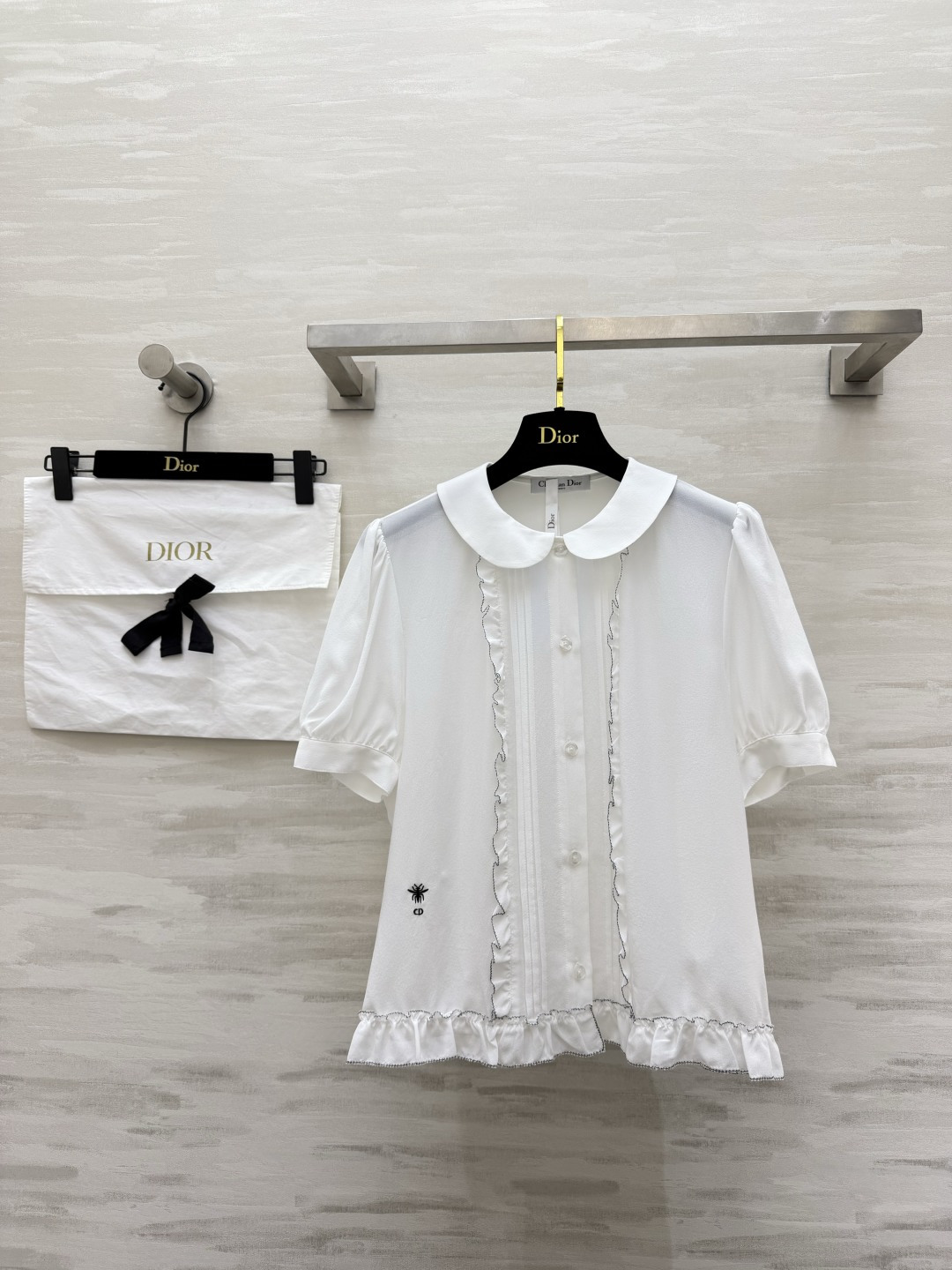 NO:889435,Dio short-sleeved silk doll collar top comes with a girly atmosphere, topstitched earrings and layers of gentleness. The classic bee embroidery is low-key and noble. The upper body of soft waxy silk fabric is silky and breathable. Suitable for single wear and layering. A fairy-like shirt for spring and summer. High-quality customization. Ready for sale. Size S/M/L (S size bust 96, length 54), Dior-clothing, dior, dior, T-shirt, real silk,19860909Dio短袖真丝娃娃领上衣 自带千金少女氛围感明线木耳边层层温柔 经典小蜜蜂刺绣低调显贵软糯真丝面料上身丝滑透气 单穿叠穿都适配 春夏刚需仙气小衫 高品质定制 现货首发sizeS/M/L（s码胸围96,衣长54）,迪奥-服装,dior,dior,T-shirt,real silk,,Women's clothing