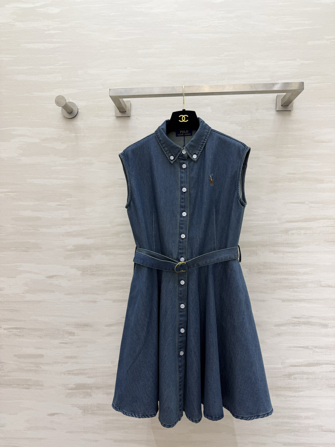 NO:889401,Polo sleeveless Tencel denim dress, American retro girly style, full lapels, single-breasted classic shirt style, pony embroidery on the chest, low-key and attractive. Comes with a belt of the same color, one-click waist tightening to highlight the waistline, large hem cut to hide the flesh, make you look slimmer, and have a sense of elegance when walking. Soft and smooth Tencel denim is not hard or stuffy, refreshing and breathable in summer!  Suitable for commuting, traveling, and dating. Versatile and perfect. High-quality customization. Available in stock first size S/M/L (S size bust 90, skirt length 83), women's clothing, skirts, shirts,19860909Polo无袖天丝牛仔连衣裙 美式复古少女感拉满翻领单排扣经典衬衫版型 胸口小马刺绣低调耐看 自带同色系腰带 一键收腰凸显腰线 大伞摆剪裁藏肉显瘦 走路自带飘逸感 软滑天丝牛仔不硬不闷,夏天穿清爽透气！通勤、出游、约会都适配 百搭不出错 高品质定制 现货首发sizeS/M/L（s码胸围90,裙长83）,女装,skirts,shirts,,Women's clothing