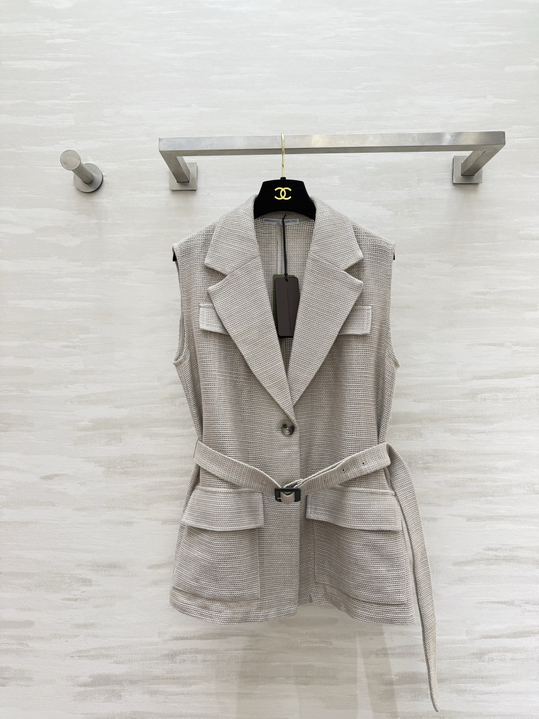 NO:889449,Ermanno Scervino oatmeal texture suit vest. Minimalist and sophisticated atmosphere piece with delicate hollow knitted texture. Breathable but not heavy. Classic flat lapel collar. Clean and elegant. Comes with a waist-cinching belt made of the same fabric. Easily slim your waist. Large patch pockets on both sides take into account both appearance and practicality. Suitable for wearing alone or with a shirt/dress. Improve your temperament with one click for daily commuting!  High-quality customization, available in stock first size S/M/L (S size bust 96, length 64), women's clothing, skirts, shirts, business suits,19860909Ermanno Scervino燕麦色肌理西装马甲 极简干练的氛围感单品细腻镂空针织肌理 透气不厚重经典平驳领 利落大气 自带同面料收腰腰带 轻松掐出小蛮腰 两侧大贴袋兼顾颜值与实用性 单穿、内搭衬衫/连衣裙都适配 通勤日常一键提升气质！高品质定制 现货首发sizeS/M/L（s码胸围96,衣长64）,女装,skirts,shirts,business suit,,Women's clothing
