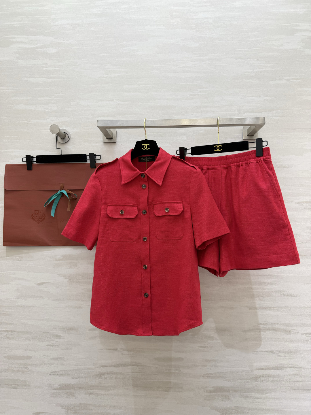 NO:889439,Loro Pian retro red workwear short-sleeved two-piece set. The white king red suit catches the eye at first sight. The lapel work shirt + elasticated wide-leg shorts are a complete set. The double pocket details are neat and stylish. Matte textured linen fabric. No matter the occasion, it is perfect for vacations, dates, and daily life!  You don’t have to worry about matching it when you go out in one set. It will make your complexion look bright and stunning when taking photos!  High-quality customization, available in stock first size S/M/L (S size shoulder width 38, bust 88, length 57, waist 64, hip 88, pants length 38), women's clothing, loro piana, shorts, shirts, T-shirt,19860909Loro Pian复古红工装短袖两件套 显白王者红色套装 一眼抓住目光 翻领工装衬衫+松紧阔腿短裤成套搭配 双口袋细节 利落又有设计感 哑光肌理亚麻面料 不挑场合,度假、约会、日常都出彩！一套出门不用费心搭配 衬得气色透亮 拍照巨出片！高品质定制 现货首发sizeS/M/L（s码肩宽38,胸围88,衣长57,腰围64,臀围88,裤长38）,女装,loro piana,shorts,shirts,T-shirt,,Women's clothing