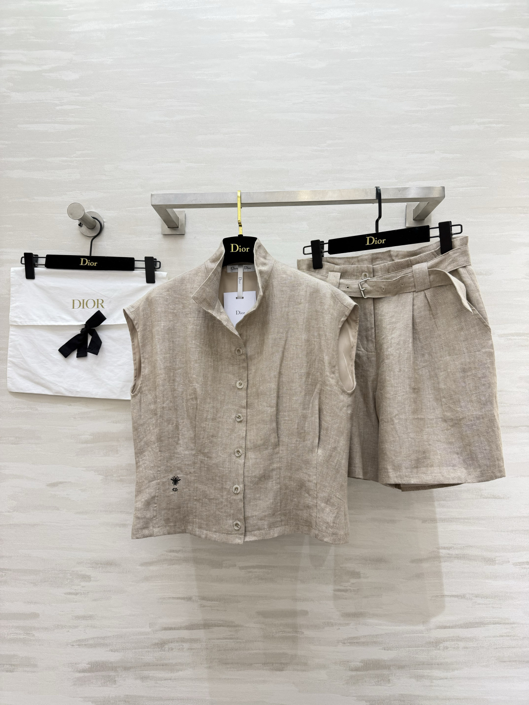 NO:889428,Dio original color linen series. Natural linen material has a lazy and high-end feel. The atmospheric stand-up collar sleeveless vest is single-breasted. It neatly modifies the shoulders and neck. Little bee embroidery on the hem with low-key iconic details. Matching high-waist belt shorts with the same fabric. The waist is slimmed down and the legs are longer. The original hemp gray color is gentle and not picky. It can be worn for commuting, vacation, and afternoon tea. Relaxing rich sister outfit. High-quality customization.  Available in stock first size S/M/L (S size vest bust 96, length 51, shorts waist 68, hips 100, pants length 43) vest, shorts., Dior-clothing, dior, dior, shorts,19860909Dio原色亚麻系列 天然麻料自带慵懒高级感 氛围感拉满立领无袖马甲单排扣剪裁 利落修饰肩颈 下摆小蜜蜂刺绣低调标志性细节 配套同面料高腰腰带短裤 收腰显腿长 原生麻灰原色温柔不挑皮 通勤、度假、下午茶一套出门 松弛富家姐姐穿搭 高品质定制 现货首发sizeS/M/L（s码马甲胸围96,衣长51,短裤腰围68,臀围100,裤长43）马甲,短裤.,迪奥-服装,dior,dior,shorts,,Women's clothing