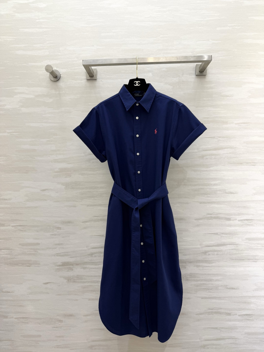 NO:889414,Ralph Lauren classic shirt dress. Timeless American simple commuter style with lapels and rolled short sleeves. Neat, refreshing and not flattering on the figure. Exquisite pony embroidery on the chest. Low-key, durable and recognizable. The same fabric belt can be freely gathered at the waist to create a 30-70 ratio. The curved hem modifies the body shape. Covers the flesh and makes you slim. Available in two colors: clean white/calm navy. It can be used for daily commuting and travel. The fabric is soft and breathable. Just needed in spring and summer. High-quality customization.  Available in stock first size S/M/L (M size shoulder width 39, bust 104, skirt length 111), women's clothing, loro piana, skirts, shirts, T-shirt,19860909Ralph Lauren经典衬衫连衣裙 永不过时的美式简约通勤款翻领卷边短袖 利落清爽不挑身材 胸口精致小马刺绣 低调耐看有辨识度 同面料腰带自由收腰打造三七分比例 弧形下摆修饰身形 遮肉显瘦 两色可选干净白/沉稳藏青 日常通勤、出游度假一件搞定 面料柔软透气 春夏刚需 高品质定制 现货首发sizeS/M/L（M码肩宽39,胸围104,裙长111）,女装,loro piana,skirts,shirts,T-shirt,,Women's clothing