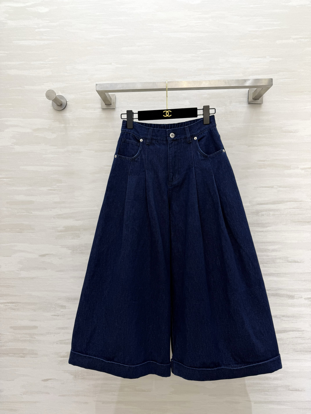 NO:889400,Loew navy blue wide-leg jeans, slimming pants for a pear-shaped body. Original dark denim blue for a pear-shaped figure. Retro and durable. Front pleat design to widen the trouser hem. The elasticated waistband does not tighten the waist. Super friendly to all waist sizes. Exclusive Anagram embroidery for the back pocket. Low-key, refined and recognizable. Long rolled pants reveal slender ankles, showing tallness. Suitable for matching with shirts, T-shirts, and vests. Full of relaxation for commuting and leisure. High-quality customization.  Available in stock first size S/M/L (S size waist 64, hip 94, pants length 84), Loewe-clothing, loewe, loewe, jeans, shirts, tees, t-shirt,19860909Loew藏青阔腿牛仔裤 藏肉显瘦神裤 梨形身材天菜原色深牛仔蓝复古耐看 正面压褶设计拓宽裤摆 后腰松紧腰不勒腹 对各种腰围超友好 后袋专属Anagram刺绣 低调精致有辨识度 卷边裤长露出纤细脚踝,显高利落 搭配衬衫、T恤、马甲都适配 通勤休闲松弛感拉满 高品质定制 现货首发sizeS/M/L（s码腰围64,臀围94,裤长84）,罗意威-服装,loewe,loewe,jeans,shirts,tees，t-shirt,,Women's clothing