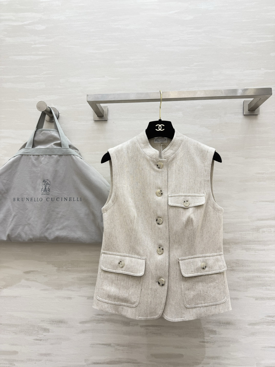 NO:893230,BrunelloCucinell Minimalist Linen Texture Vest｜High-end and relaxing essential item. Mixed rice gray tone with natural linen texture. Don’t pick on skin color. Small stand-up collar and neat shoulder lining. Three-pocket workwear details are exquisite and durable. Single-row shell buckles are low-key and elegant. Tailored waist to make you slim and not bloated. Suitable for commuting with folded shirts and daily knitting. Suitable for casual commuting/leisure travel in one piece. Full of low-key and luxurious atmosphere. High-quality customization.  Available now in sizes S/M/L (S size bust 82, length 53), brunello cucinelli, shirts,19860909BrunelloCucinell极简亚麻肌理马甲｜高级松弛感本命单品 杂糅米灰调自带天然麻料肌理 不挑肤色 小立领利落衬肩 三口袋工装细节精致耐看 单排贝壳扣低调显贵 剪裁收腰显瘦不臃肿 通勤叠衬衫、日常搭针织都适配 轻熟通勤/休闲出行一件搞定 低调轻奢氛围感拉满 高品质定制 现货首发sizeS/M/L（s码胸围82,衣长53）,,brunello cucinelli,shirts,,Women's clothing