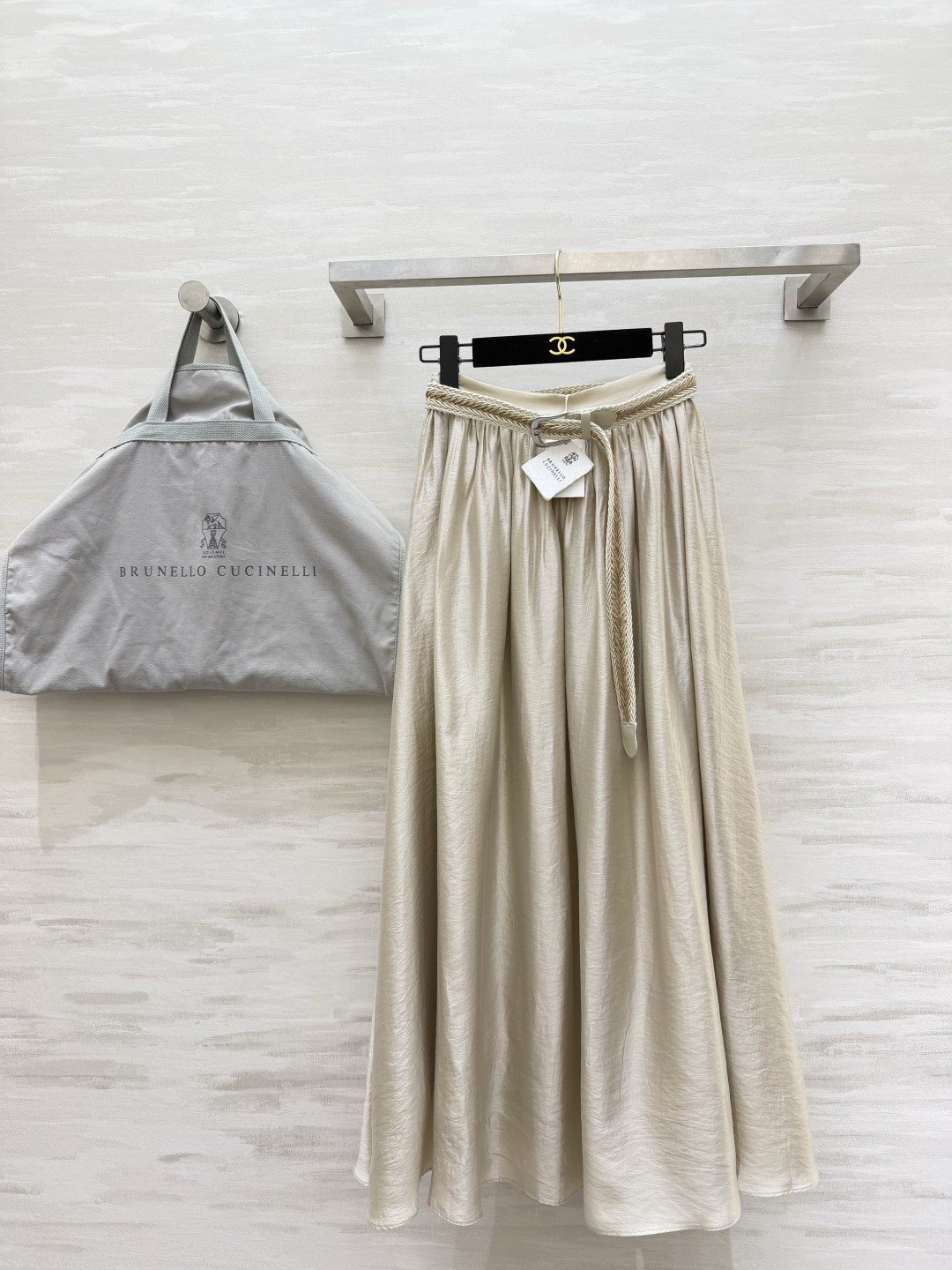 NO:893208,BrunelloCucinell's pearlescent rice satin skirt with its own soft light, light and thin linen with its own delicate soft light texture, has a unique drape feeling. Customized woven belt has its own retro atmosphere. The elasticity can be adjusted freely. It has a loose and wide A-line version. It hides the crotch and legs. It has a sense of elegance when walking. Paired with a set of linen vest. Gentle and dignified for commuting and vacation. Low saturated light apricot color. Gentle and not picky. Spring and summer atmosphere ceiling. High quality customization.  Available now in sizes S/M/L (S size waist 66, skirt length 92), brunello cucinelli, skirts,19860909BrunelloCucinell自带柔光的珠光米缎面半裙轻薄亚麻自带细腻柔光肌理 垂坠感一绝 定制编织腰带自带复古氛围感 可自由调节松紧 宽松大摆A字版型 藏胯藏腿肉 走路自带飘逸感 搭配麻料马甲成套一套入 通勤度假都温柔显贵 低饱和浅杏色 温柔不挑皮 春夏氛围感天花板 高品质定制 现货首发sizeS/M/L（s码腰围66,裙长92）,,brunello cucinelli,skirts,,Women's clothing