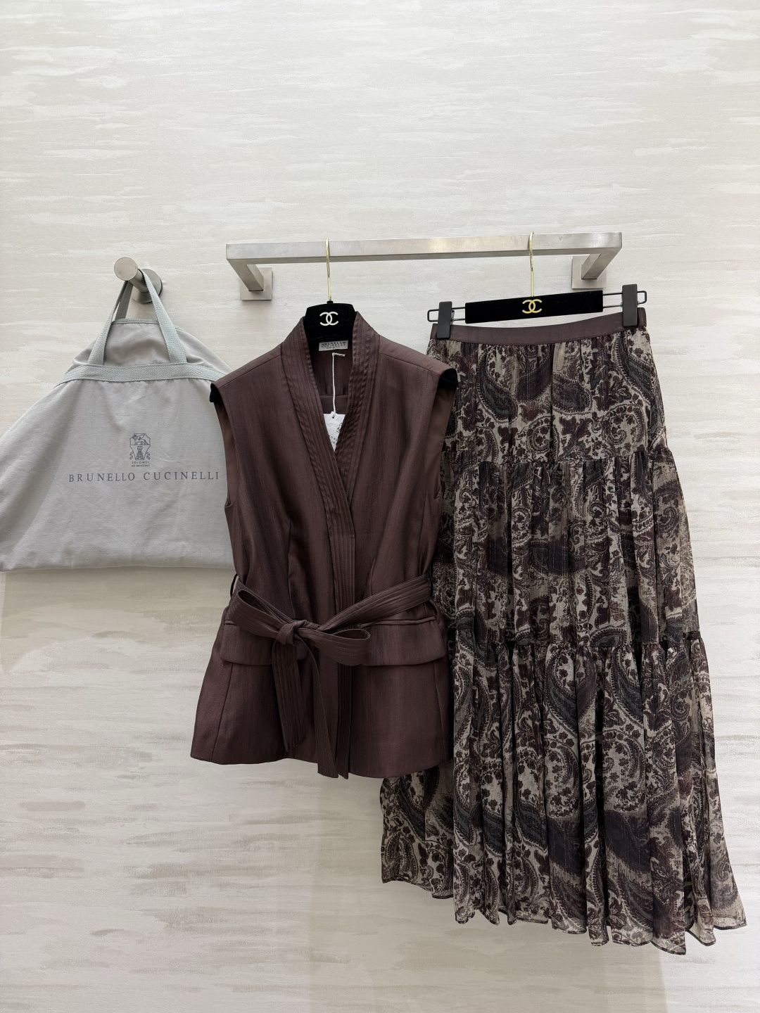 NO:893214,Brunello Cucinell caramel brown V-neck waist vest + retro paisley floral skirt suit. Dark brown satin vest with delicate soft light V-neck to modify the neck. Comes with a belt of the same color to tuck in the waist and pinch out the neat waist line. It is capable and dignified without picking the figure. Retro cashew flower print skirt. Light and layered cake skirt cut. Drape and elegant. The dark and light brown tones perfectly echo the vest. The retro atmosphere is full. The upper body is gentle and aura.  Suitable for commuting, dating, and afternoon tea. The low-key retro luxury style will directly double the temperament!  High-quality customization, available in stock first size S/M/L/XL (M size bust 94, length 63, skirt waist 64, skirt length 86),, brunello cucinelli, skirts,19860909BrunelloCucinell焦糖棕V领收腰马甲+复古佩斯利碎花半裙套装 深棕缎面马甲自带细腻柔光 V领修饰脖颈 自带同色系腰带随心收腰 掐出利落腰线 干练显贵不挑身材 复古腰果花印花半裙 轻薄层次蛋糕裙剪裁 垂感飘逸 深浅棕调完美呼应马甲 复古氛围感拉满 一套上身温柔又有气场 通勤、约会、下午茶都适配 低调复古轻奢风 气质直接翻倍！高品质定制 现货首发sizeS/M/L/XL（M码胸围94,衣长63,半裙腰围64,裙长86）,,brunello cucinelli,skirts,,Women's clothing