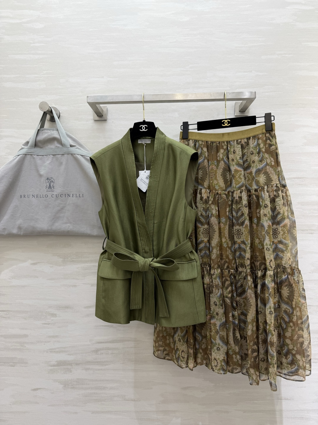 NO:893220,Brunello Cucinell healing olive green complete suit｜Wear the spring forest on your body. The V-neck sleeveless vest has a delicate matte texture. It comes with a belt of the same color and can be freely tightened at the waist. The large pockets are designed to be practical and have a workwear atmosphere. The neat tailoring complements the slender figure. It is paired with a retro cashew flower cake skirt of the same tone. The light and translucent fabric is draped in layers. The retro pattern and olive green perfectly echo each other. It is gentle and has a literary accent. The whole set has a harmonious and advanced color scheme.  Regardless of skin color, it is suitable for commuting, outings, and afternoon tea. The relaxed and artistic light luxury temperament is captured at a glance. High-quality customization. Available in stock first size S/M/L/XL (M size bust 94, length 63, skirt waist 64, skirt length 86), brunello cucinelli, skirts,19860909BrunelloCucinell治愈系橄榄绿成套套装｜把春日森林穿在身上 V领无袖马甲自带细腻哑光质感 配套同色系腰带自由收腰 大口袋设计实用又有工装氛围感 利落剪裁衬得身形纤细 搭配同调复古腰果花蛋糕半裙 轻薄透感面料层层垂坠 复古花纹和橄榄绿完美呼应 温柔又有文艺腔调 整套配色和谐高级 不挑肤色,通勤、踏青、下午茶都适配 松弛文艺的轻奢气质一眼沦陷 高品质定制 现货首发sizeS/M/L/XL（M码胸围94,衣长63,半裙腰围64,裙长86）,,brunello cucinelli,skirts,,Women's clothing