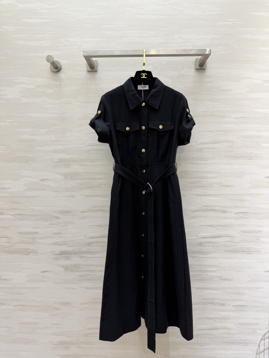 NO:891779,#Celin’s new Tencel shirt-style dress. The smart and neat design of the upper body shows off the temperament. The customized Tencel fabric is super skin-friendly and comfortable. The molded gold buckles are embellished with exquisite and high-end products. High-quality. Available in stock first size S/M/L/XL (S size shoulder width 38, bust 94, skirt length 120), Celine-clothing, celine, celine, skirts, shirts,19860909#Celin新款 天丝衬衫式连衣裙 干练利落版型设计上身超显气质 定制天丝面料超亲肤舒适 开模金扣点缀精致高级 高品质 现货首发sizeS/M/L/XL（s码肩宽38,胸围94,裙长120）,赛琳-服装,celine,celine,skirts,shirts,,Women's clothing