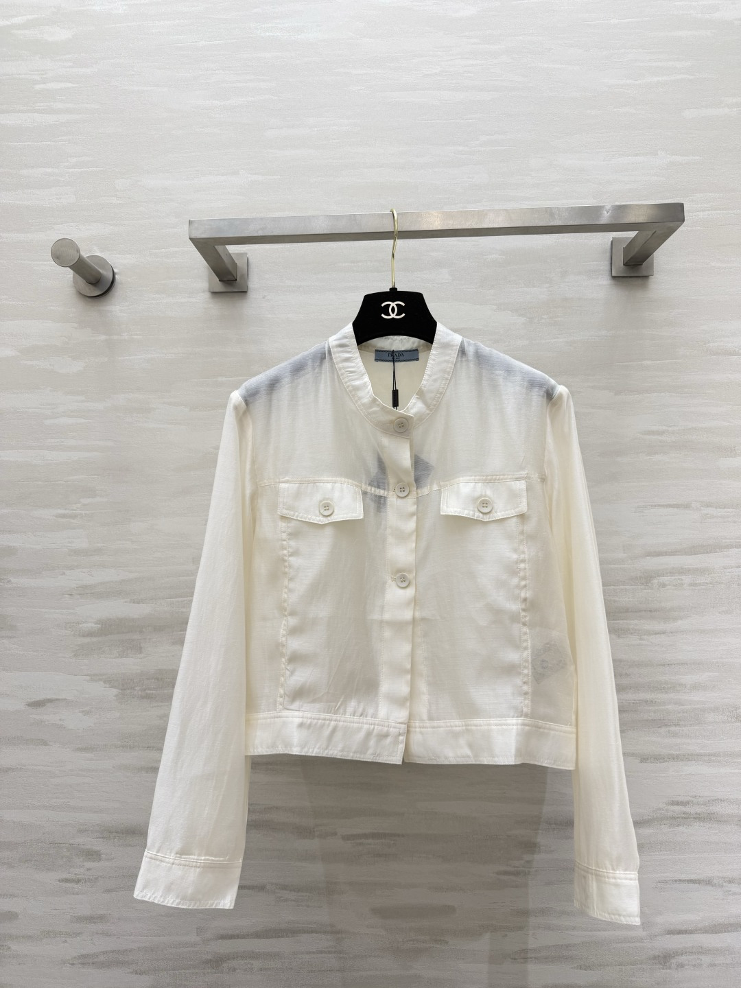 NO:893228,Prad two-color light and thin Tencel short coat. Milky white and gentle | Navy calm. Small stand-up collar work pockets. Short and tall version. Breathable and sun-proof. Versatile layering item for spring and summer. Can be done in one piece for commuting and outing. Minimalist and high-end without being picky. High-quality customization. Available in stock for the first time.19860909Prad两色轻薄天丝短外套 奶白温柔｜藏青沉稳 小立领工装口袋 短款显高版型 透气防晒 春夏万能叠穿单品 通勤出游一件搞定 极简高级不挑人 高品质定制 现货首发sizeS/M/L/XL（M码肩宽42,胸围96,衣长50）,,prada,jackets & coats,,Women's clothing