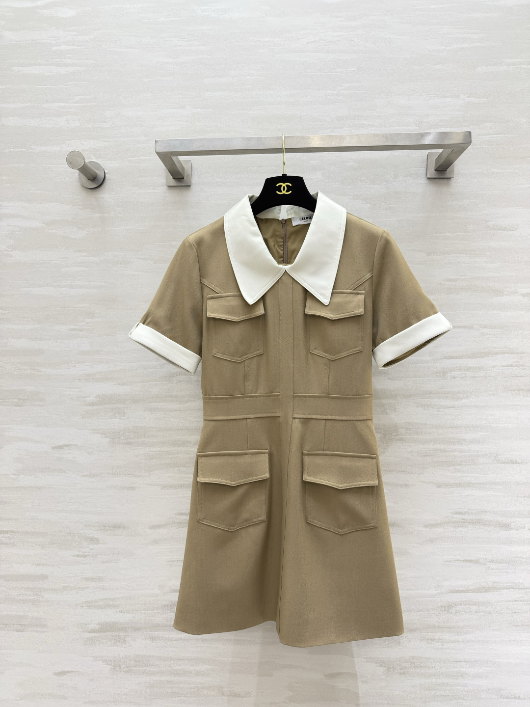 NO:893215,Celin retro khaki work style dress, contrasting white lapels, white cuffs, French-style age-reducing look, multi-pocket workwear tailoring throughout the body, full of layering, high waisted tailoring, natural A-line short skirt, optimized 37/30 ratio, stiff and wrinkle-resistant worsted fabric, neat and slim, suitable for commuting, dating, and afternoon tea, gentle and well-behaved lady temperament, high-quality customization  Available in stock first size S/M/L/XL (S size shoulder width 38, bust 88, waist 72, skirt length 80),,celine,skirts,19860909Celin复古卡其工装风连衣裙 撞色大白翻领 袖口白边 法式减龄感拉满 全身多口袋工装剪裁 层次感十足 高腰收腰剪裁 自然A字短裙摆 优化三七分比例 挺括不易皱精纺面料 利落显瘦不挑身材 通勤、约会、下午茶都适配 温柔乖巧大小姐气质 高品质定制 现货首发sizeS/M/L/XL（s码肩宽38,胸围88,腰围72,裙长80）,,celine,skirts,,Women's clothing