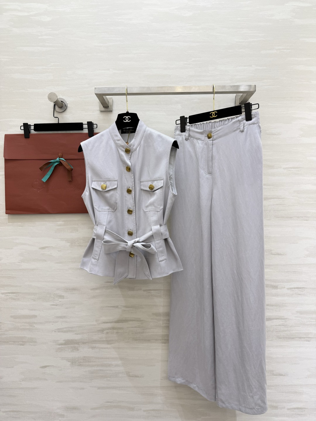 NO:893221,Vest Pants Loro Pian matt gray linen complete suit Stand-up collar waist vest Drapey wide-leg trousers Retro metal buckle details Straps to tighten the waist Soft matt gray to show whiteness without picking skin Breathable linen fabric Slim and versatile complete outfit for lazy people High-quality customization Available in stock first size S/M/L (S size vest bust 88, length 52, pants waist 66, hip 88, trouser length 101),,loro  piana,19860909马甲 裤子 Loro Pian雾灰亚麻成套套装 立领收腰马甲 垂感阔腿长裤 复古金属扣细节 绑带自由收腰 柔和雾灰色显白不挑皮 透气亚麻面料 显瘦百搭懒人整套穿搭 高品质定制 现货首发sizeS/M/L（s码马甲胸围88,衣长52 ,裤子腰围66,臀围88,裤长101）,,loro piana,,Women's clothing