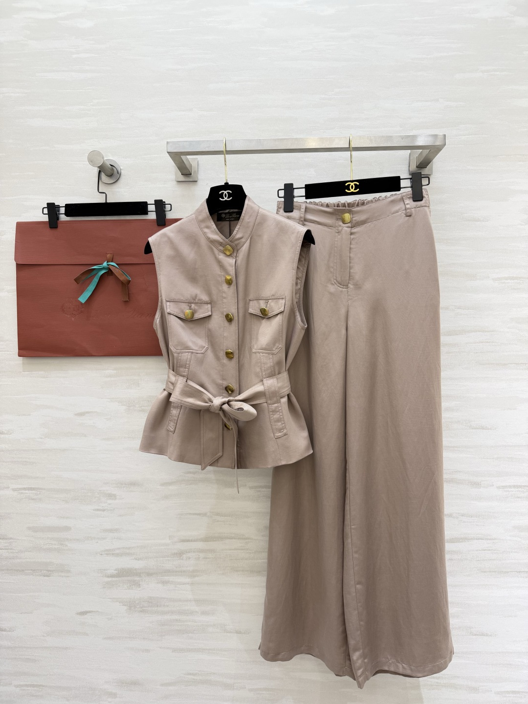 NO:893226,Vest, pants, Loro Pian linen complete set, stand-up collar waist vest, drapey wide-leg trousers, retro metal buckle details, straps to tighten the waist, soft color to show whiteness without picking skin, breathable linen fabric, slim and versatile, complete outfit for lazy people, high-quality customization, available in stock, size S/M/L (S size vest bust 88, length 52, pants waist 66, hip 88, trouser length 101),, loro piana,19860909马甲 裤子 Loro Pian亚麻成套套装 立领收腰马甲 垂感阔腿长裤 复古金属扣细节 绑带自由收腰 柔和色显白不挑皮 透气亚麻面料 显瘦百搭懒人整套穿搭 高品质定制 现货首发sizeS/M/L（s码马甲胸围88,衣长52 ,裤子腰围66,臀围88,裤长101）,,loro piana,,Women's clothing