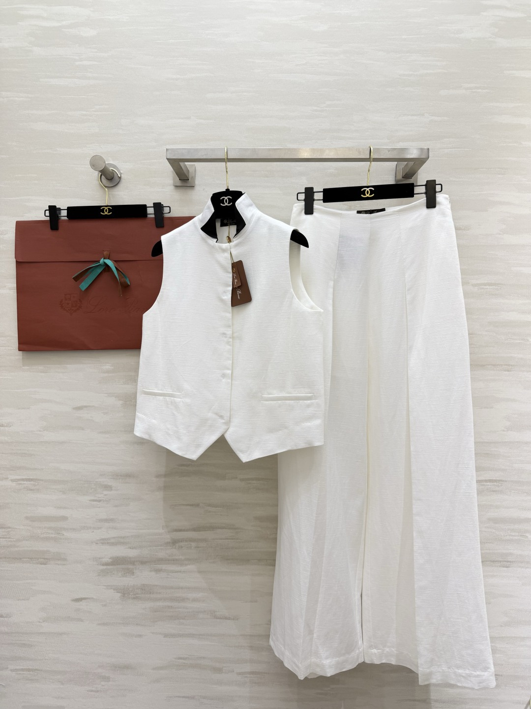 NO:893595,Vest, pants Loro Pian two-piece white linen stand-up collar set | Spring and summer minimalist relaxed ceiling. Natural linen blend has its own delicate texture. Transparent and breathable. Refreshing and unburdened upper body in summer. Clean white and gentle, showing temperament. Small stand-up collar sleeveless vest. Concealed placket is simple and neat. Small V cut at the hem to modify the waistline. Hidden pockets on both sides are low-key and practical. Excellent when worn alone. Matching wide-leg trousers of the same fabric. Vertical straight version elongates the whole body proportions.  Walking brings a sense of elegance and relaxation. The whole set is designed without unnecessary complexity. It is minimalist and high-end and does not choose the scene. It can be done in one set for commuting, vacation, and daily travel. It is a low-key and noble intellectual sister's outfit!  High-quality customization, available in stock first size S/M/L (S size vest bust 90, length 52, pants waist 66, hips 94, pants length 104).,,loro piana,19860909马甲,裤子Loro Pian本白亚麻立领两件套｜春夏极简松弛感天花板 天然亚麻混纺自带细腻肌理 通透透气 夏日上身清爽无负担 干净本白色温柔显气质 小立领无袖马甲 暗门襟简约利落 下摆小V剪裁修饰腰线 两侧隐形口袋低调实用 单穿叠搭都出彩 配套同面料阔腿长裤 垂顺直筒版型 拉长全身比例 走路自带飘逸松弛感 整套无多余繁杂设计 极简高级不挑场景 通勤、度假、日常出行一套搞定 低调显贵的知性姐姐穿搭！高品质定制 现货首发sizeS/M/L（s码马甲胸围90,衣长52,裤子腰围66,臀围94,裤长104）.,,loro piana,,Women's clothing