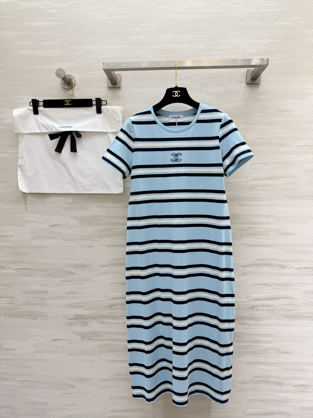 NO:891770,#Chane striped T-shirt dress. A high-end code for lazy people. Classic round neck. Straight H-shaped cut. No matter your figure!  Small Double C embroidery is low-key and noble. Soft and skin-friendly fabric. The upper body is breathable and comfortable. The striped design has a retro and relaxed feel. It is suitable for all scenes such as commuting, dating and vacation!  There are three colors to choose from, covering your whole spring and summer look. The beige and green stripes are retro and relaxed, and the gentle atmosphere is full of them!  The light blue stripes are refreshing and age-reducing, and you can turn into a Korean sweet girl in seconds!  The burgundy stripes are retro and noble, and instantly enhance your sense of elegance!  High-quality customization, available in stock first size S/M/L/XL (S size shoulder width 35, bust 88, length 108), Chanel-clothing, chanel, chanel, skirts, tees, t-shirt,19860909#Chane条纹T恤裙 懒人出门的高级感密码经典圆领 直筒H型剪裁 不挑身材！小双C刺绣低调显贵 软糯亲肤面料 上身透气舒适 条纹设计自带复古松弛感,通勤、约会、度假全场景适配！三色可选,承包你的整个春夏 米绿条纹复古松弛 温柔氛围感拉满！浅蓝条纹清新减龄 秒变韩系甜妹！酒红条纹复古显贵 气质感直接拉满！高品质定制 现货首发sizeS/M/L/XL（s码肩宽35,胸围88,衣长108）,香奈儿-服装,chanel,chanel,skirts,tees，t-shirt,,Women's clothing