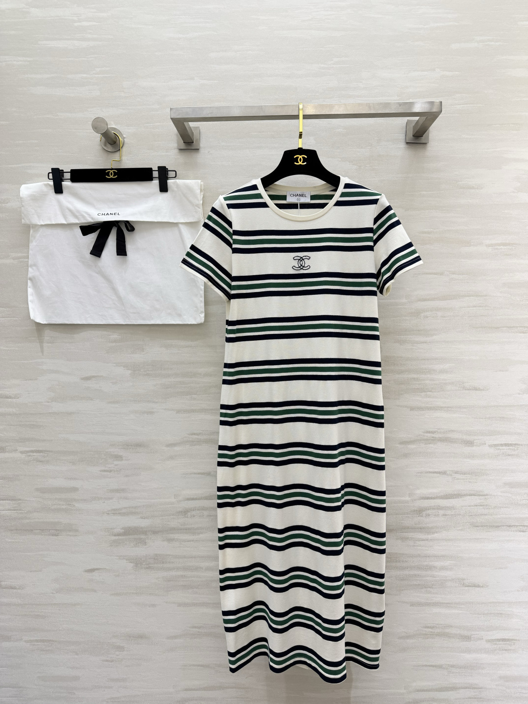NO:891778,#Chane striped T-shirt dress. A high-end code for lazy people. Classic round neck. Straight H-shaped cut. No matter your figure!  Small Double C embroidery is low-key and noble. Soft and skin-friendly fabric. The upper body is breathable and comfortable. The striped design has a retro and relaxed feel. It is suitable for all scenes such as commuting, dating and vacation!  There are three colors to choose from, covering your whole spring and summer look. The beige and green stripes are retro and relaxed, and the gentle atmosphere is full of them!  The light blue stripes are refreshing and age-reducing, and you can turn into a Korean sweet girl in seconds!  The burgundy stripes are retro and noble, and instantly enhance your sense of elegance!  High-quality customization, available in stock first size S/M/L/XL (S size shoulder width 35, bust 88, length 108), Chanel-clothing, chanel, chanel, skirts, tees, t-shirt,19860909#Chane条纹T恤裙 懒人出门的高级感密码经典圆领 直筒H型剪裁 不挑身材！小双C刺绣低调显贵 软糯亲肤面料 上身透气舒适 条纹设计自带复古松弛感,通勤、约会、度假全场景适配！三色可选,承包你的整个春夏 米绿条纹复古松弛 温柔氛围感拉满！浅蓝条纹清新减龄 秒变韩系甜妹！酒红条纹复古显贵 气质感直接拉满！高品质定制 现货首发sizeS/M/L/XL（s码肩宽35,胸围88,衣长108）,香奈儿-服装,chanel,chanel,skirts,tees，t-shirt,,Women's clothing