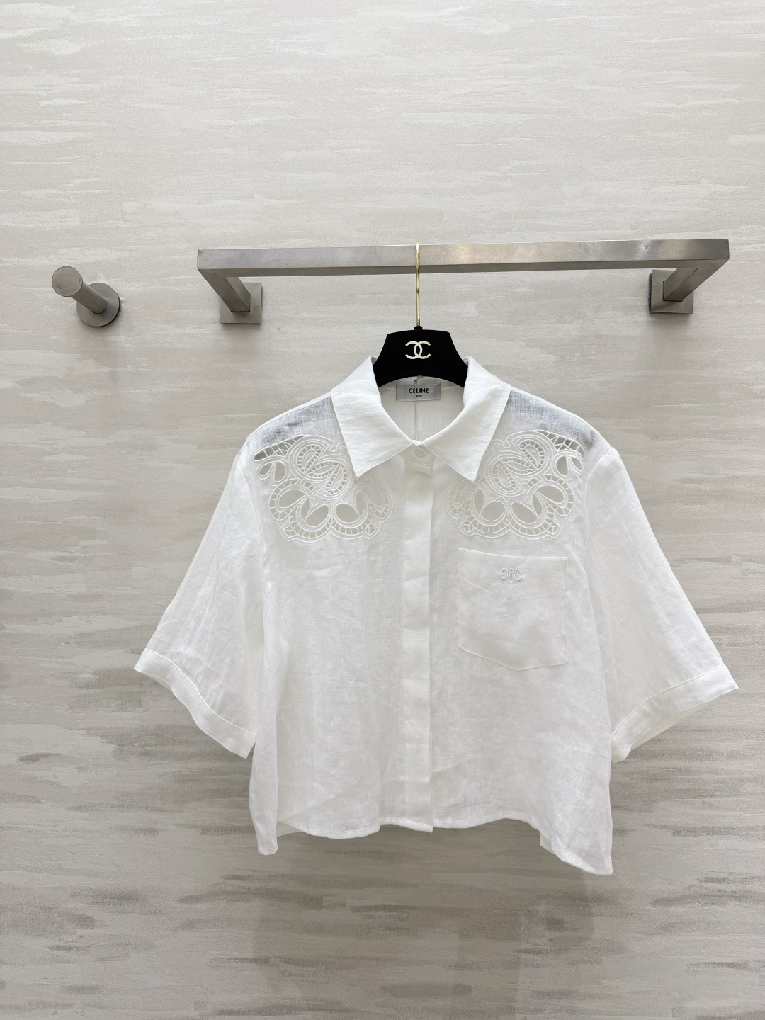NO:891775,Celin heavy industry hollow embroidered linen short-sleeved white shirt. Natural washed linen fabric with breathable texture. Light and slightly translucent. Refreshing and not sweaty in summer. Symmetrical retro hollow embroidery on the shoulders. Exquisite carving craftsmanship. Low-key and design sense. Classic lapel with three-quarter sleeves. Short tailoring to raise the waistline. Small pockets on the chest with embroidered logo details. Refreshing and gentle to wear alone, suitable for skirts and wide-leg pants. Clean and intellectual French relaxation.  Excellent for commuting and traveling. High-quality customization. Available in stock first size S/M/L (S size shoulder width 43, bust 104, length 45), Celine-clothing, celine, celine, skirts, shirts, T-shirt,19860909Celin重工镂空刺绣亚麻短袖白衬衫 天然水洗亚麻面料 自带透气肌理 轻薄微透 夏日穿清爽不闷汗 肩部对称复古镂空刺绣 精致雕花工艺 低调又有设计感 经典翻领五分中袖 短款剪裁拉高腰线 胸前小口袋刺绣logo细节拉满 单穿清爽温柔,搭配半裙、阔腿裤都适配 干净知性的法式松弛感 通勤出游都出彩 高品质定制 现货首发sizeS/M/L（s码肩宽43,胸围104,衣长45）,赛琳-服装,celine,celine,skirts,shirts,T-shirt,,Women's clothing