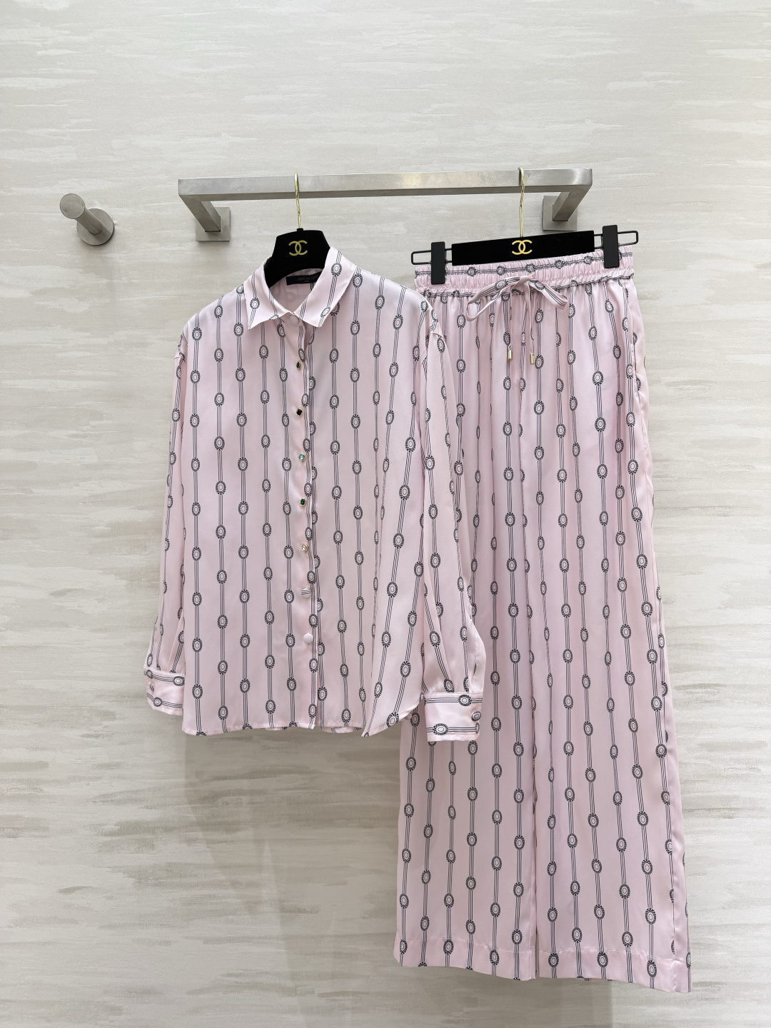 NO:893613,#Lvvvss pink tone chain print set, soft mist foundation color, retro chain print, welding elegance and gentleness together, the shirt has gem button details, full of sophistication!  Wearing it alone is also very elegant. The wide-leg pants of the same series have elastic waist + drawstring design, which hides the flesh and makes you look slimmer!  One set for commuting, dating, and vacation, and can be worn to the ceiling by lazy people!  High-quality customization, available in stock first size S/M/L/XL, Louis Vuitton, shirts,19860909#Lvvvss粉调链条印花套装 柔雾粉底色 复古链条印花 把贵气和温柔焊在了一起衬衫做了宝石扣细节 精致感拉满！单穿也超有气质 同系列阔腿裤 松紧腰+抽绳设计 藏肉显瘦一绝！通勤、约会、度假一套搞定,懒人穿搭天花板！高品质定制 现货首发sizeS/M/L/XL,,louis vuitton,shirts,,Women's clothing