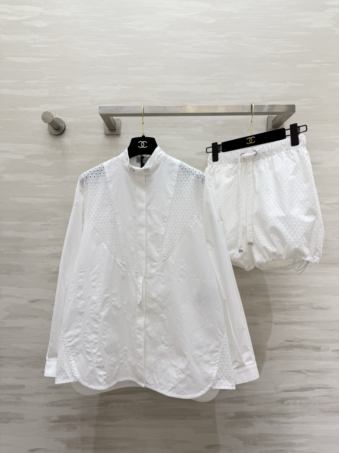 NO:893605,Moncle's summer white moonlight suit is online. It's a clean and luminous off-white tone, and the details of the hollow embroidery are so eye-catching. The stand-up collar of the shirt + a slight A hem hides the body and shows the temperament. Paired with the drawstring shorts of the same series, it is effortless to go out in one set. Breathable and refreshing, it is the relaxation that summer should have. High-quality customization  Available in stock first size S/M/L (S size bust 104, sleeve length 56, dress length 72, skirt waist 64, hip 99, pants length 36),,skirts, shorts, shirts,19860909Moncle夏日白月光套装上线 干净到发光的米白调,镂空刺绣的细节太戳人 衬衫的立领+微A摆,藏肉又显气质 搭配同系列抽绳短裤,一套出门毫不费力 透气又清爽,是夏天该有的松弛感呀 高品质定制 现货首发sizeS/M/L（s码胸围104,袖长56,衣长72,半裙腰围64,臀围99,裤长36）,,skirts,shorts,shirts,,Women's clothing