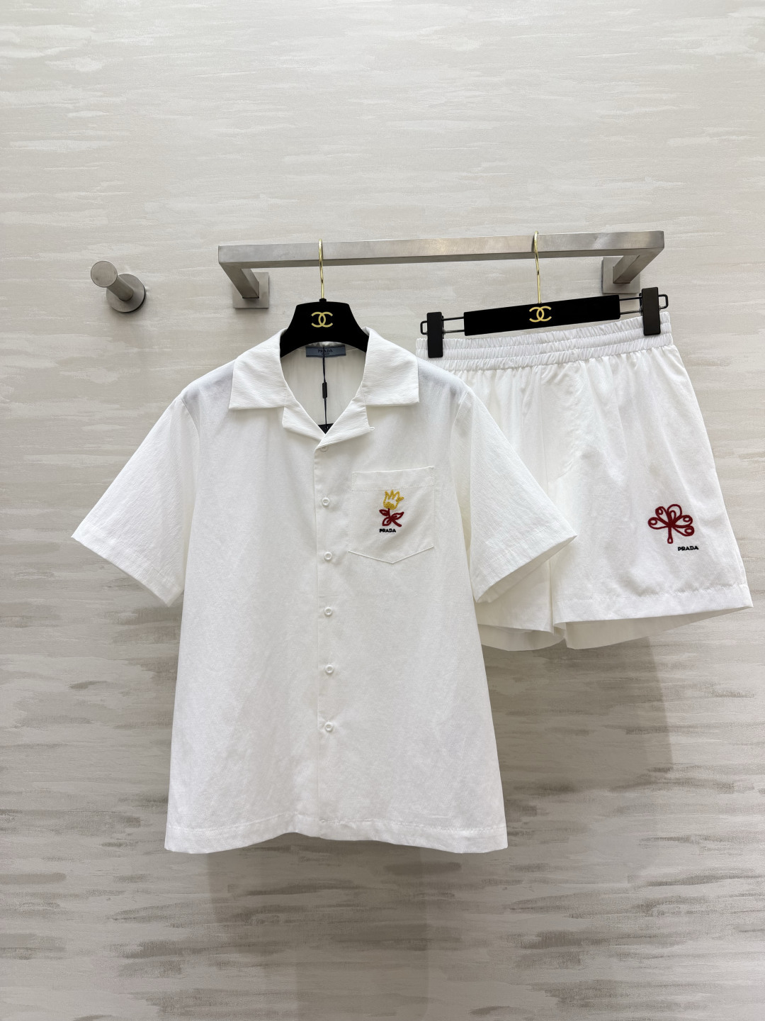 NO:893600,#Prad summer pure white casual suit is online. Clean and minimalist off-white tone. Gentle and high-end. Cuban collar short-sleeved shirt + elastic shorts of the same color. Exquisite contrasting color embroidered small logo embellishment on the chest. Low-key hidden brand texture. The fabric is light and breathable. The upper body has no sense of restraint. Loose and neat tailoring. It hides the flesh and makes you slim without picking up the figure. The whole set does not need to be matched when you go out. It is perfect for vacation, daily outing, and home leisure. It can be worn in a second to give a casual and lazy sense of rich family relaxation.  High-quality customization, available in stock first size S/M/L (S size bust 100, length 66, pants elastic waist 64, hips 112, pants length 39.5),, prada, shorts, shirts, T-shirt,19860909#Prad夏日纯白休闲套装上线 干净极简的米白调 温柔又高级 古巴领短袖衬衫+同色系松紧短裤 胸口精致撞色刺绣小标点缀 低调暗藏品牌质感 面料轻薄透气 上身毫无束缚感 宽松利落剪裁 藏肉显瘦不挑身材 整套懒人出门不用费心搭配 度假、日常出街、居家休闲都超可 一秒穿出随性慵懒的富家松弛感 高品质定制 现货首发sizeS/M/L（s码胸围100,衣长66,裤子弹力腰围64,臀围112,裤长39.5）,,prada,shorts,shirts,T-shirt,,Women's clothing