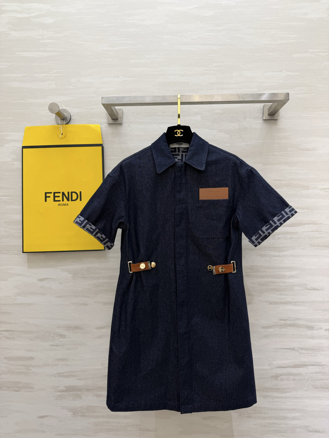 NO:893608,FEND presbyopic shirt dress | Weld low-key elegance to the body. Classic FF presbyopic hidden texture. Lapel + waist button tab design, neat and hidden. Contrasting presbyopic details on cuffs. Recognizable when walking. Off-white is gentle and noble. Denim blue is cool and neat. Both styles are aesthetically pleasing!  Effortless big-name quality, suitable for commuting/dating/daily use. High-quality customization. Available in stock first size S/M/L (S size bust 88, length 82), fendi, skirts, shirts,19860909FEND老花衬衫裙 | 把低调贵气焊在身上经典FF老花暗藏肌理 翻领+收腰扣袢设计 利落又藏肉 袖口撞色老花细节 行走间自带辨识度 米白温柔显贵 牛仔蓝飒爽利落 两种风格都戳中审美！不费力的大牌质感 通勤/约会/日常都能hold住 高品质定制 现货首发sizeS/M/L（s码胸围88,衣长82）,,fendi,skirts,shirts,,Women's clothing
