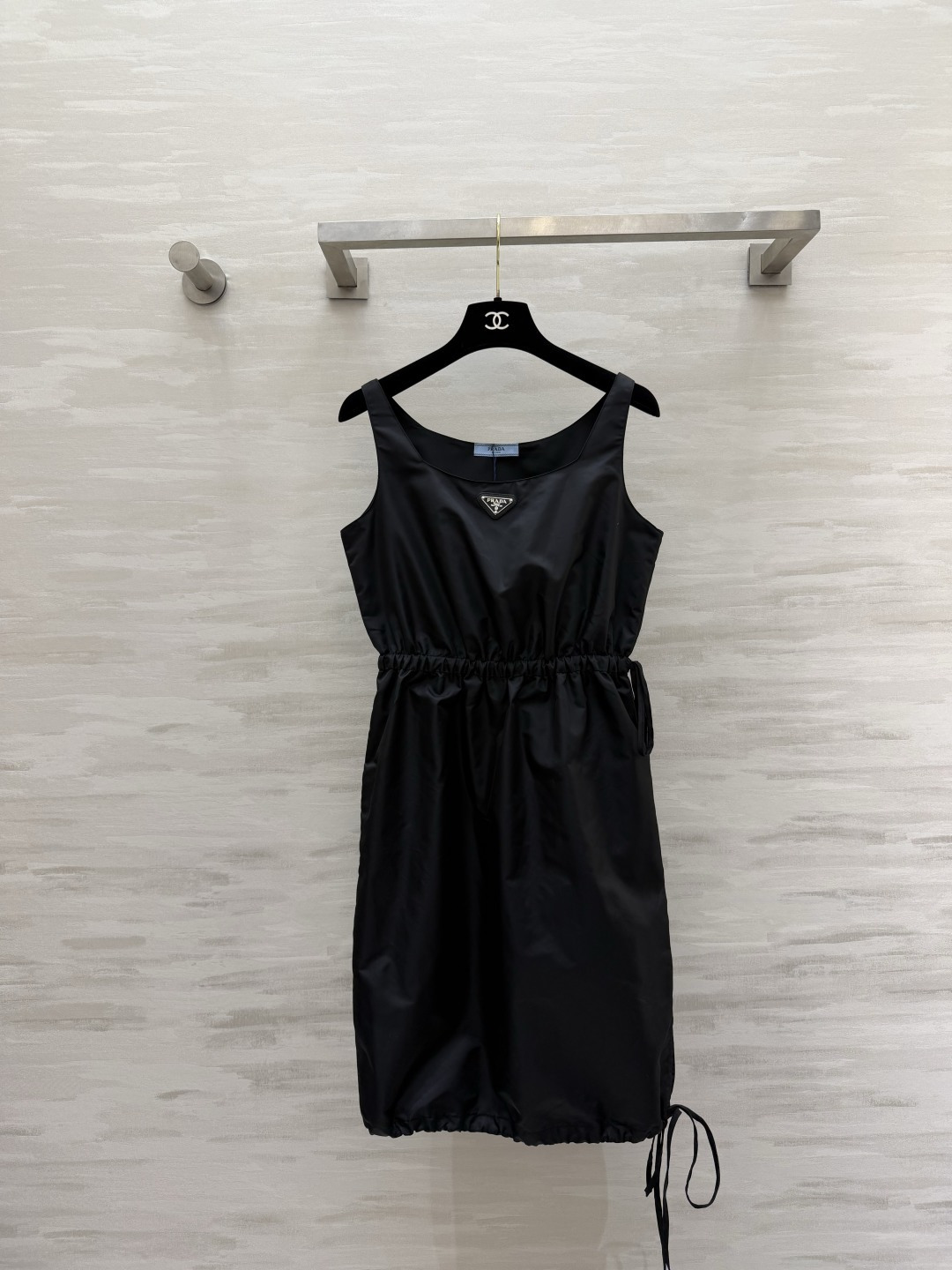NO:892816,Prad classic black nylon suspender dress | Prada triangle logo will never go out of style. The neat square neckline modifies the shoulders and neck. The drawstring at the waist can be freely gathered at the proportional hem. The side drawstrings can adjust the skirt length. It can be relaxed and full. Anti-wrinkle and waterproof fabric. Suitable for daily commuting and travel. Low-key and luxurious. One piece can give you a cool ladylike temperament. High-quality customization.  Available in stock first size S/M/L (S size bust 92, waist 68, skirt length 85), Prada-clothing, prada, prada, skirts,19860909Prad经典黑尼龙吊带连衣裙｜Prada三角标永不过时 利落方领修饰肩颈 腰部抽绳自由收束比例下摆侧边抽绳可调节裙长 随性松弛感拉满 抗皱防水面料 日常通勤、出游都适配 低调轻奢 一件穿出清冷大小姐气质高品质定制 现货首发sizeS/M/L（s码胸围92,腰围68,裙长85）,普拉达-服装,prada,prada,skirts,,Women's clothing