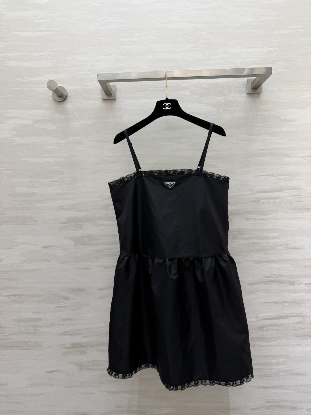 NO:892822,Prad’s dark sweet girl’s sling little black dress is made of classic nylon fabric with exquisite lace. The double-layer lace at the neckline and hem outlines a gentle atmosphere. Thin adjustable shoulder straps + high-waisted doll skirt version hides the body and makes you look slimmer. It has a girlish sense of flexibility and relaxation. The triangular metal mark on the chest is low-key and noble. It is cool and sexy when worn alone. It is perfect when paired with a suit and sun protection shirt. High-quality customization  Available in stock first size S/M/L (S size bust 90, skirt length 68), Prada-clothing, prada, prada, skirts, business suit,19860909Prad暗黑甜妹本命吊带小黑裙经典尼龙面料搭配精致蕾丝花边 领口下摆双层蕾丝勾勒温柔氛围感 细可调肩带+高腰娃娃裙版型 藏肉显瘦 自带少女灵动松弛感 胸口三角金属标低调显贵 单穿清冷撩人 外搭西装防晒衫都绝 高品质定制 现货首发sizeS/M/L（s码胸围90,裙长68）,普拉达-服装,prada,prada,skirts,business suit,,Women's clothing
