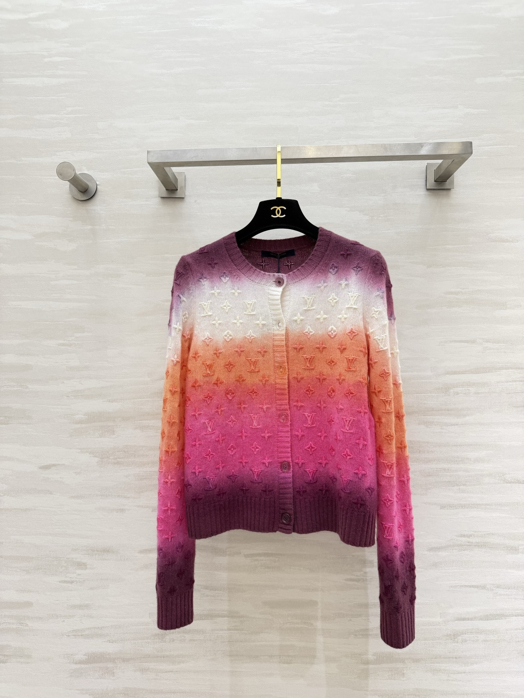 NO:898357,Lvvv Sunset Glow Gradient Embossed Cardigan, Pink, Orange and Purple Gradient Dyeing, Looks like Wearing the Sunset on Your Body, Three-dimensional embossed presbyopia all over, Concave-convex texture is super textured, Round neck single-breasted version, High waistline to show proportion, Soft cashmere is skin-friendly and comfortable, Gentle and whitening, Open to wear casually and lazy, Buttoned up, it has a girlish elegance. It can be matched with skirts and jeans. It is versatile for all seasons!  High-quality customization, available in stock first size S/M/L (), Louis Vuitton-clothing, louis vuitton, louis vuitton, skirts, jeans,19860909Lvvv落日晚霞渐变浮雕开衫 粉橙紫渐变晕染 像把日落穿在身上 全身立体浮雕老花 凹凸肌理超有质感 圆领单排扣版型 拉高腰线显比例 软糯羊绒亲肤舒适 温柔显白 敞开穿随性慵懒 扣上精致乖巧 配半裙、牛仔裤都自带少女贵气 四季百搭！高品质定制 现货首发sizeS/M/L（）,路易威登-服装,louis vuitton,louis vuitton,skirts,jeans,,Women's clothing