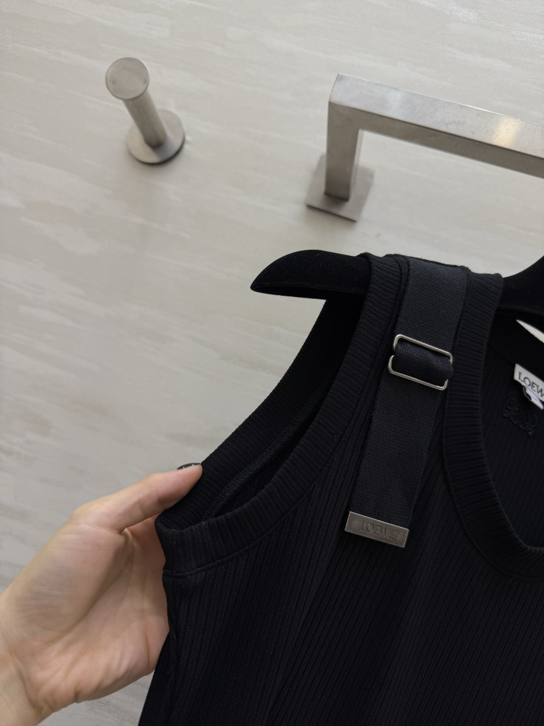LOEW♡²⁶金属扣针织背心|百搭万能内搭单品 细腻竖坑条针织弹力软糯 贴身舒适不紧绷 圆领无袖基础版型 LOEW♡²⁶金属扣针织背心|百搭万能内搭单品 细腻竖坑条针织弹力软糯 贴身舒适不紧绷 圆领无袖基础版型
