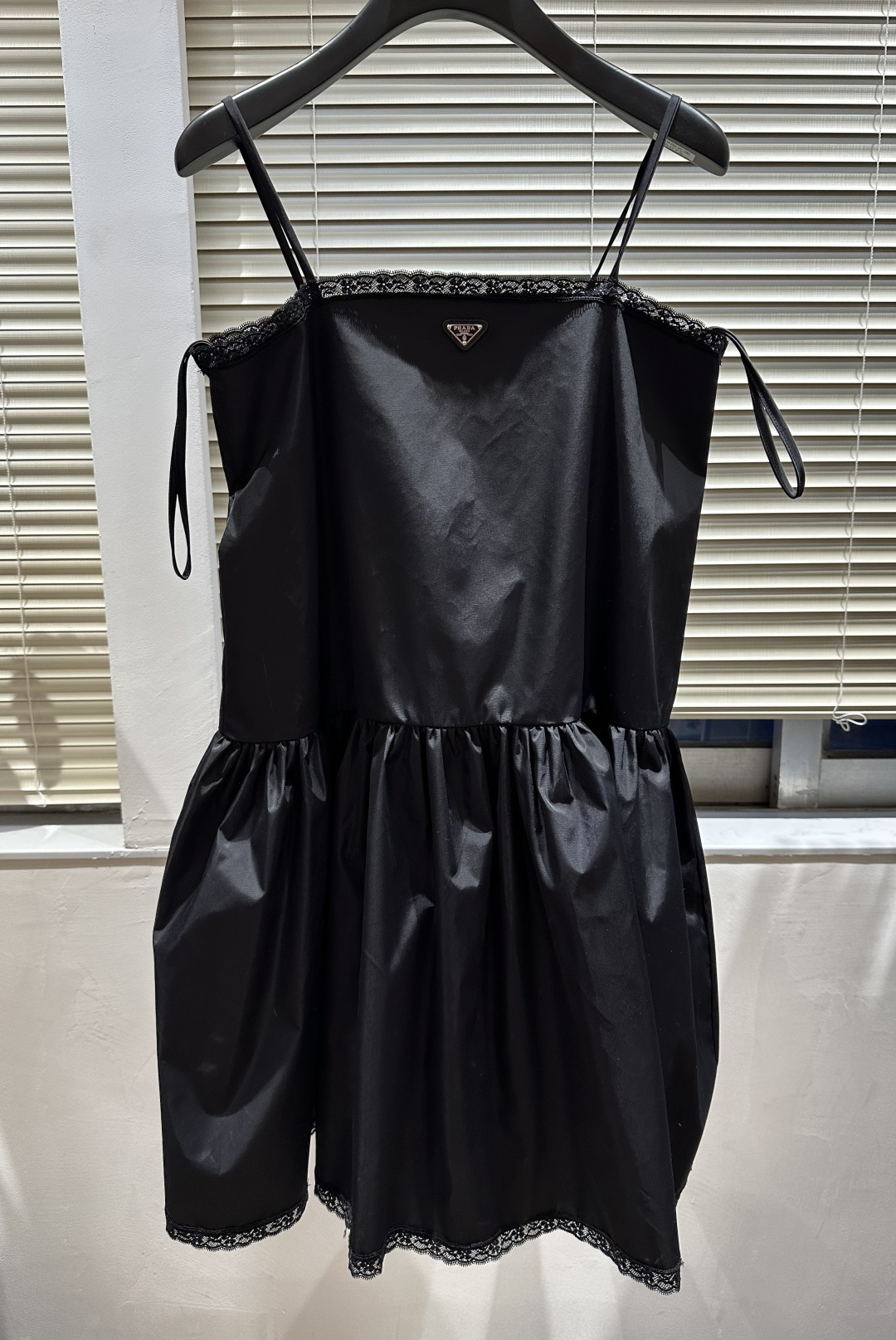 NO:908077,Prad mini lace trim suspender skirt. High version shipped. Available in stock in sizes S/M/L (), prada, skirts,19860909Prad迷你蕾丝边吊带裙 高版本出货 现货来sizeS/M/L（）,,prada,skirts,,Women's clothing