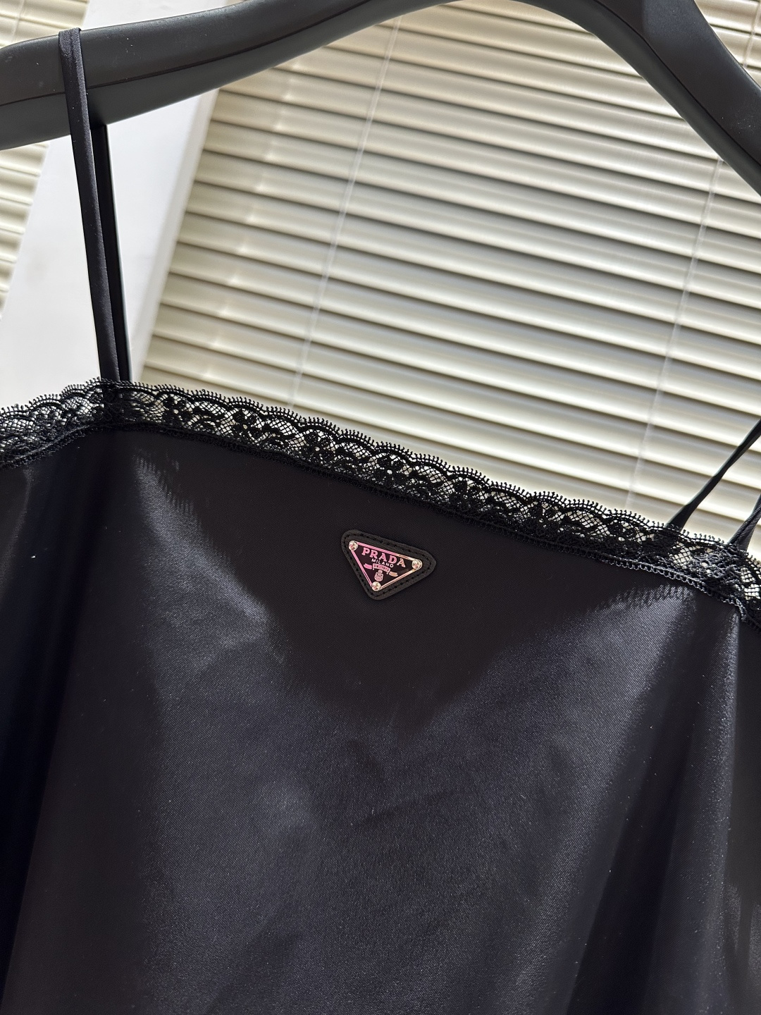 Prad♡²⁶迷你蕾丝边吊带裙 高版本出货 现货来size：S/M/L（）