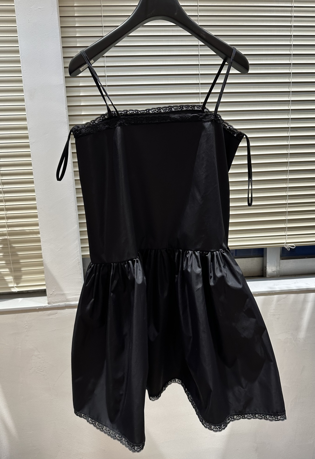 Prad♡²⁶迷你蕾丝边吊带裙 高版本出货 现货来size：S/M/L（）